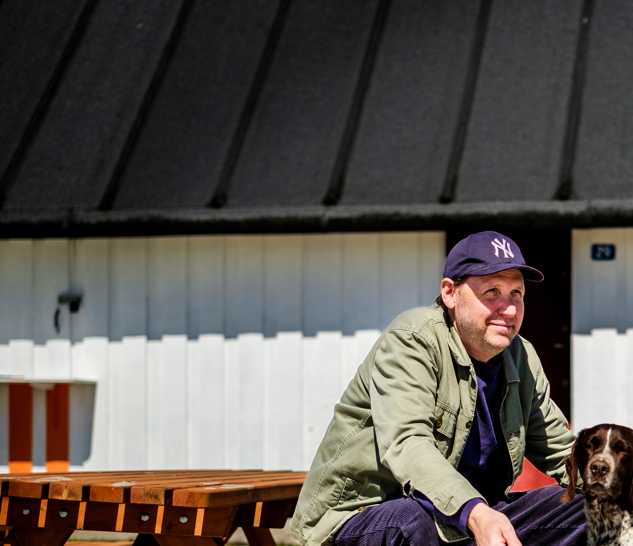 Esben Bernhardt Ryg går ofte ture med hunden Albert, og der møder han ofte de gæster, der besøger Strandcaféen. Han håber, at det samme sker, når han forsøger at skabe et nyt samlingspunkt i Strandparken. - Robert Hendel Esben Bernhardt Ryg går ofte ture med hunden Albert, og der møder han ofte de gæster, der besøger Strandcaféen. Han håber, at det samme sker, når han forsøger at skabe et nyt samlingspunkt i Strandparken.