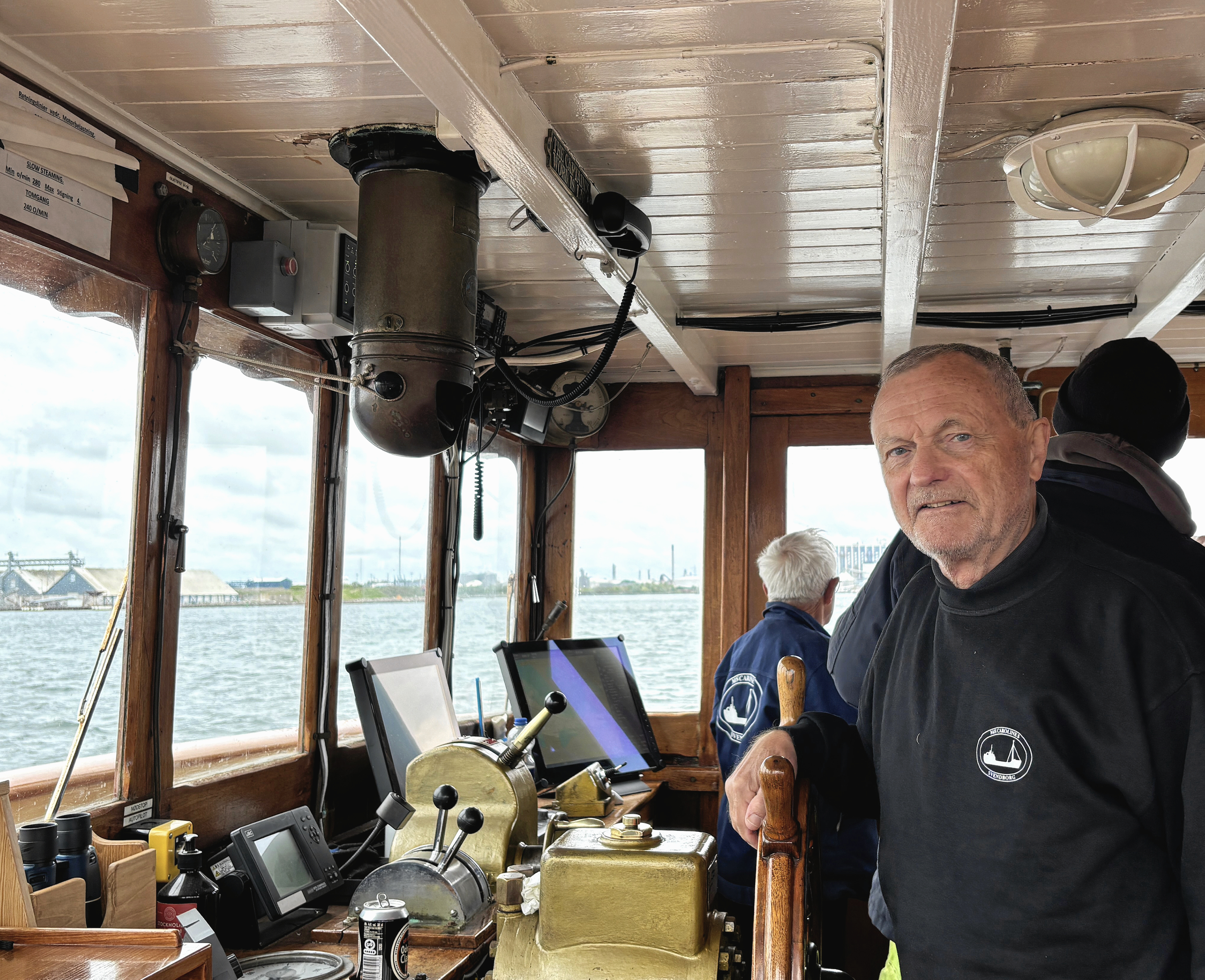 Skipper Niels Strand Nielsen ombord på Caroline S. som blev bygget med støtte fra Marshallplanen efter 2. verdenskrig.