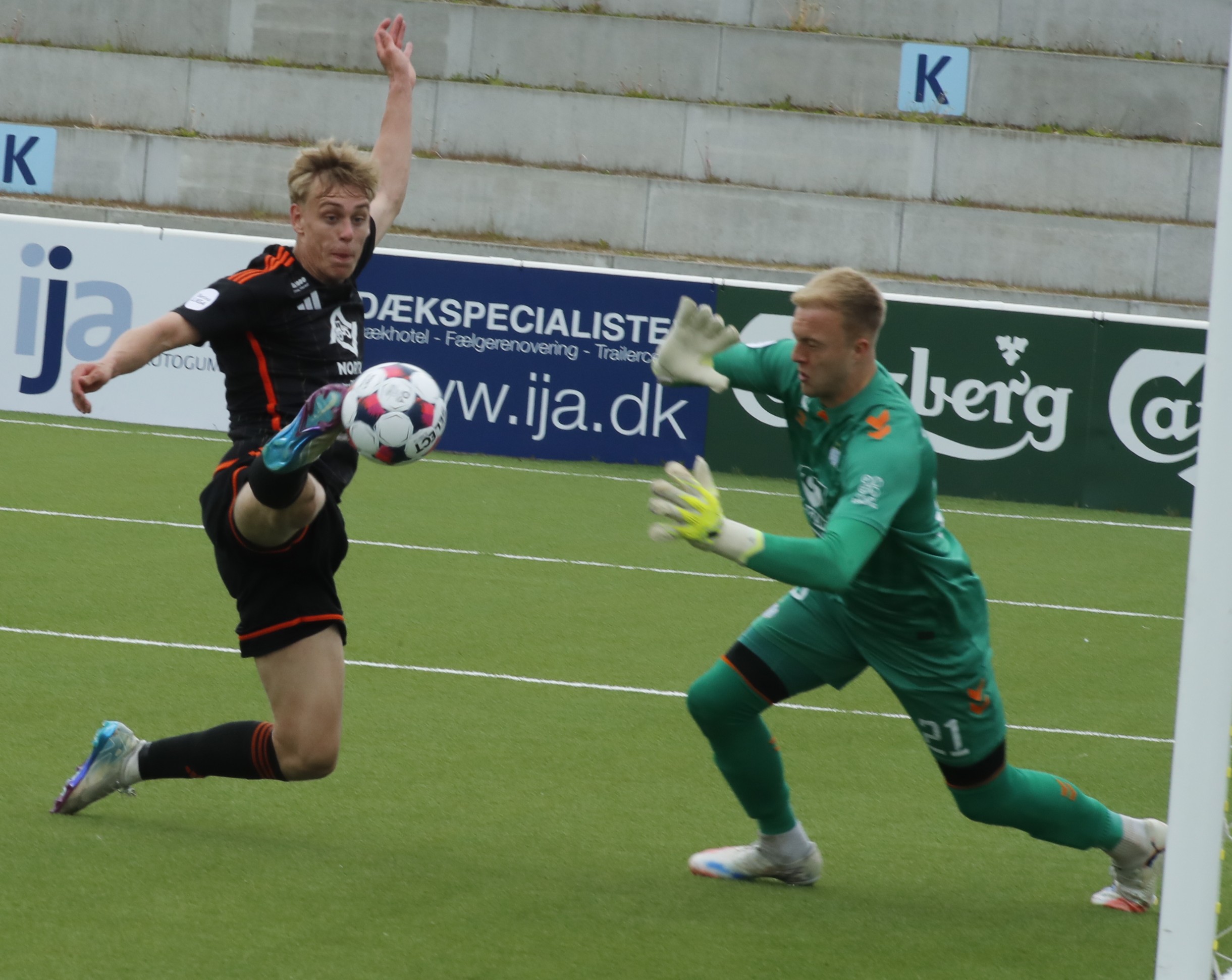 Frederik Heiselberg er tæt på at score til 2-1 her.