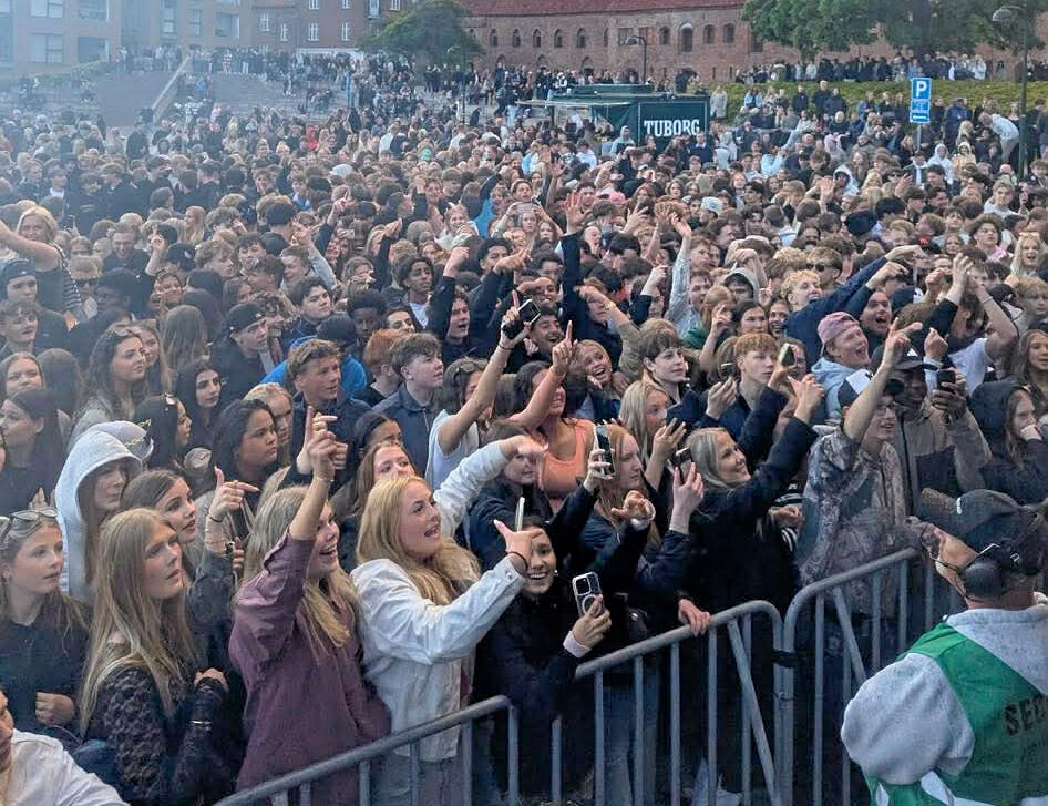 Omkring 800 unge dukkede op til koncerten fredag aften.