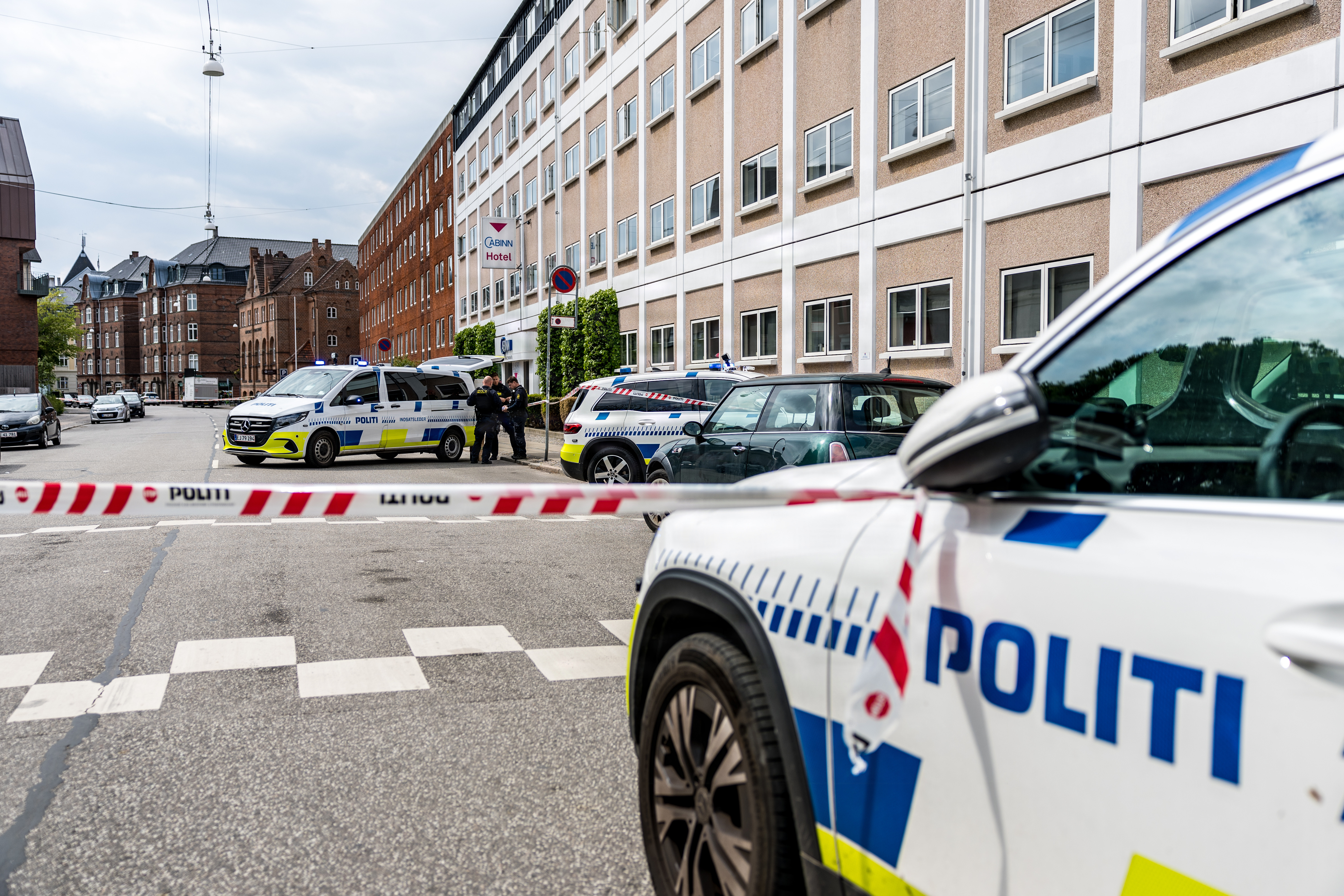 Politiet har afgivet skud mod mand med kniv ved Forum i København, søndag den 17. maj 2026. I forbindelse med en anmeldelse om en mand med kniv omkring Forum har en politipatrulje afgivet skud mod manden med kniven. Manden blev ramt i benet og er kørt til behandling på hospitalet.