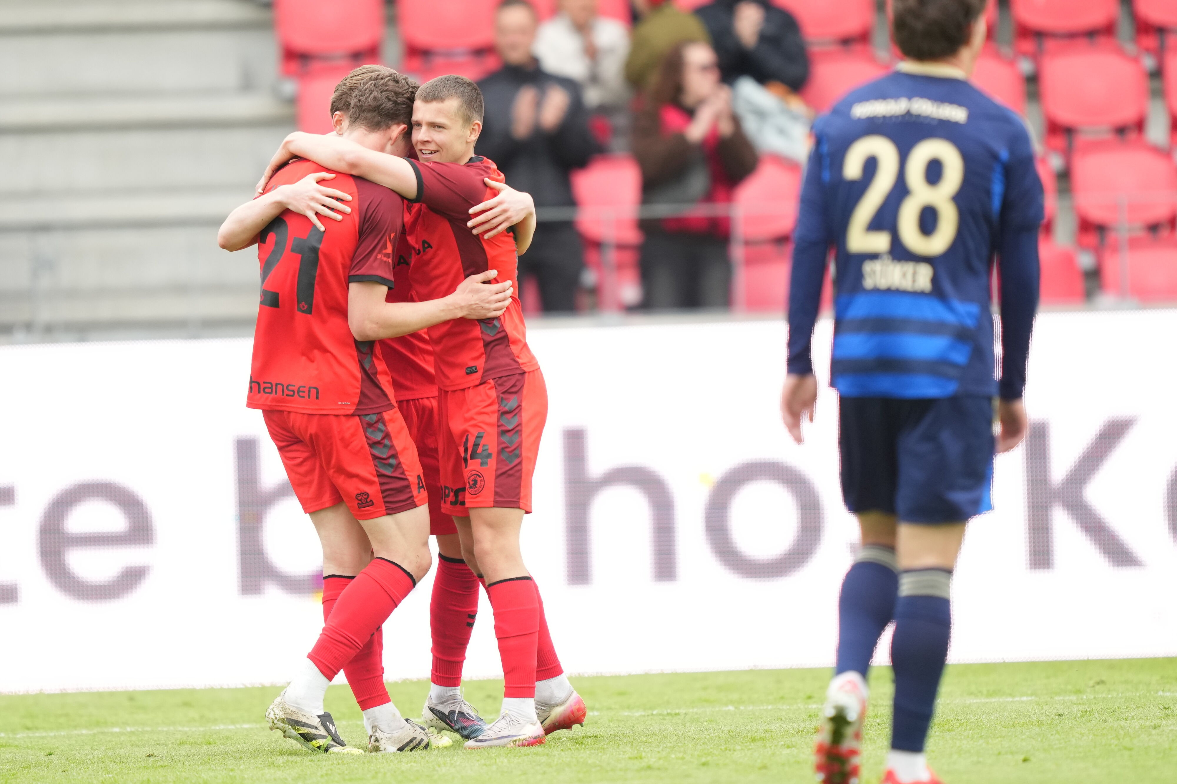 FC Fredericia jubler efter en scoring i sejren over Silkeborg IF i sidste runde af Superligaens nedrykningsspil.