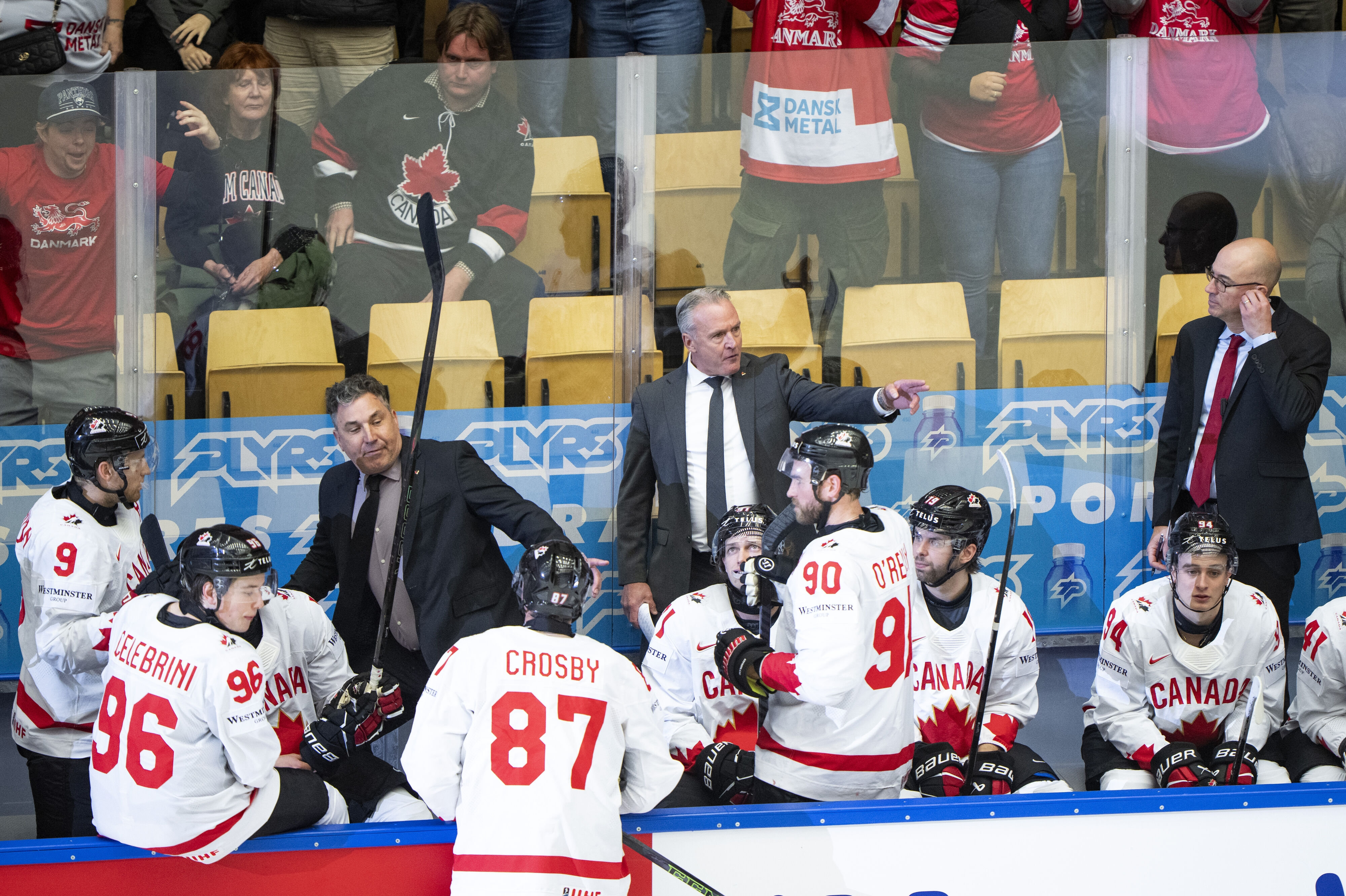Nedslåede miner i den canadiske udskiftningsboks i slutningen af den sensationelle VM-kvartfinale mod Danmark sidste år. Med ryggen til ses fra venstre Macklin Celebrini, Sidney Crosby og Ryan O'Reilly, der også er med på Canadas VM-hold i år. (Arkivfoto).