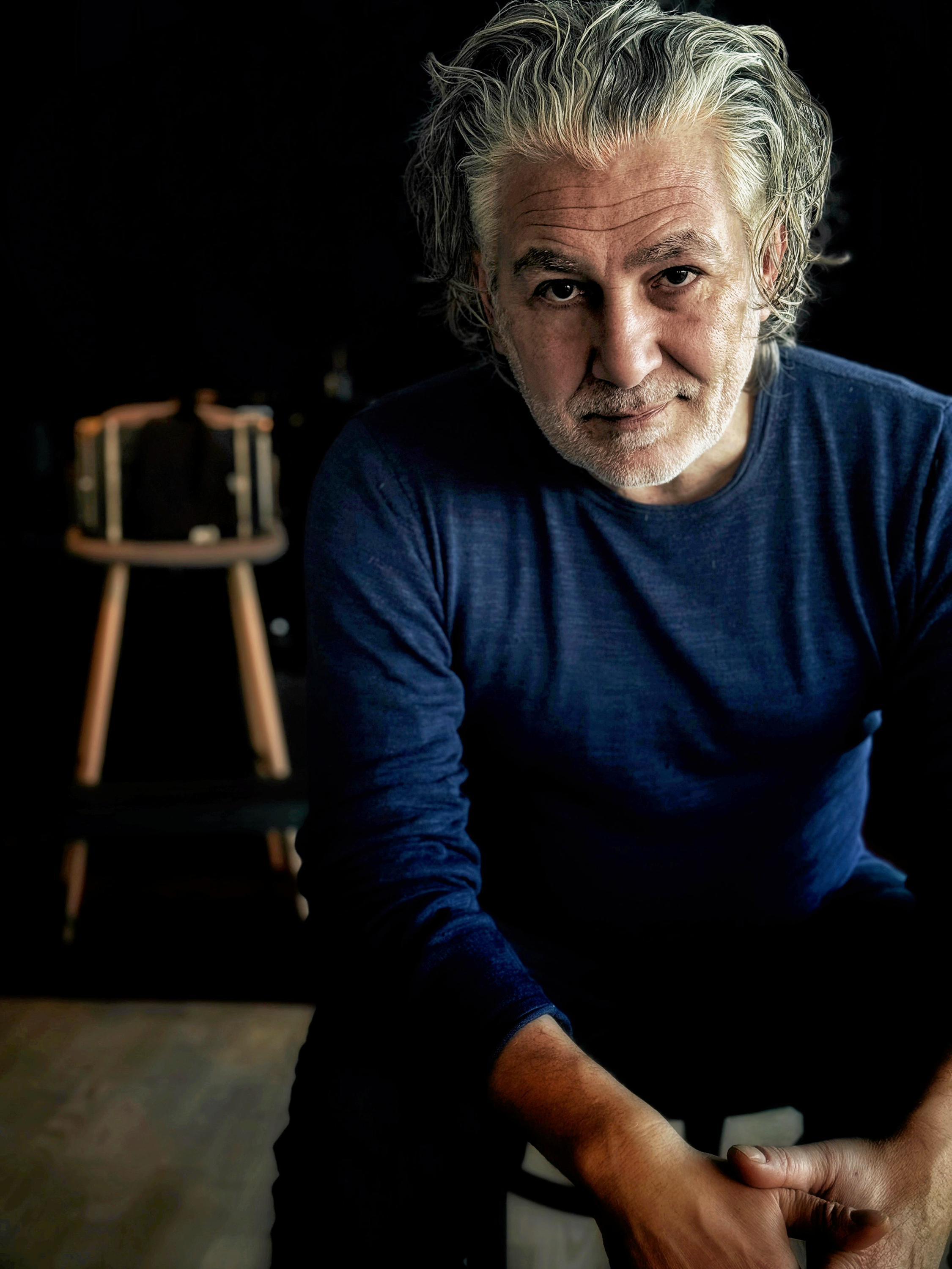 Først indtager Paolo Russo scenen med klaver og bandoneon. Derefter følger guitaristen Niclas Knudsen og bassisten Jesper Bodilsen, som sammen kaster sig over værker af Duke Ellington.