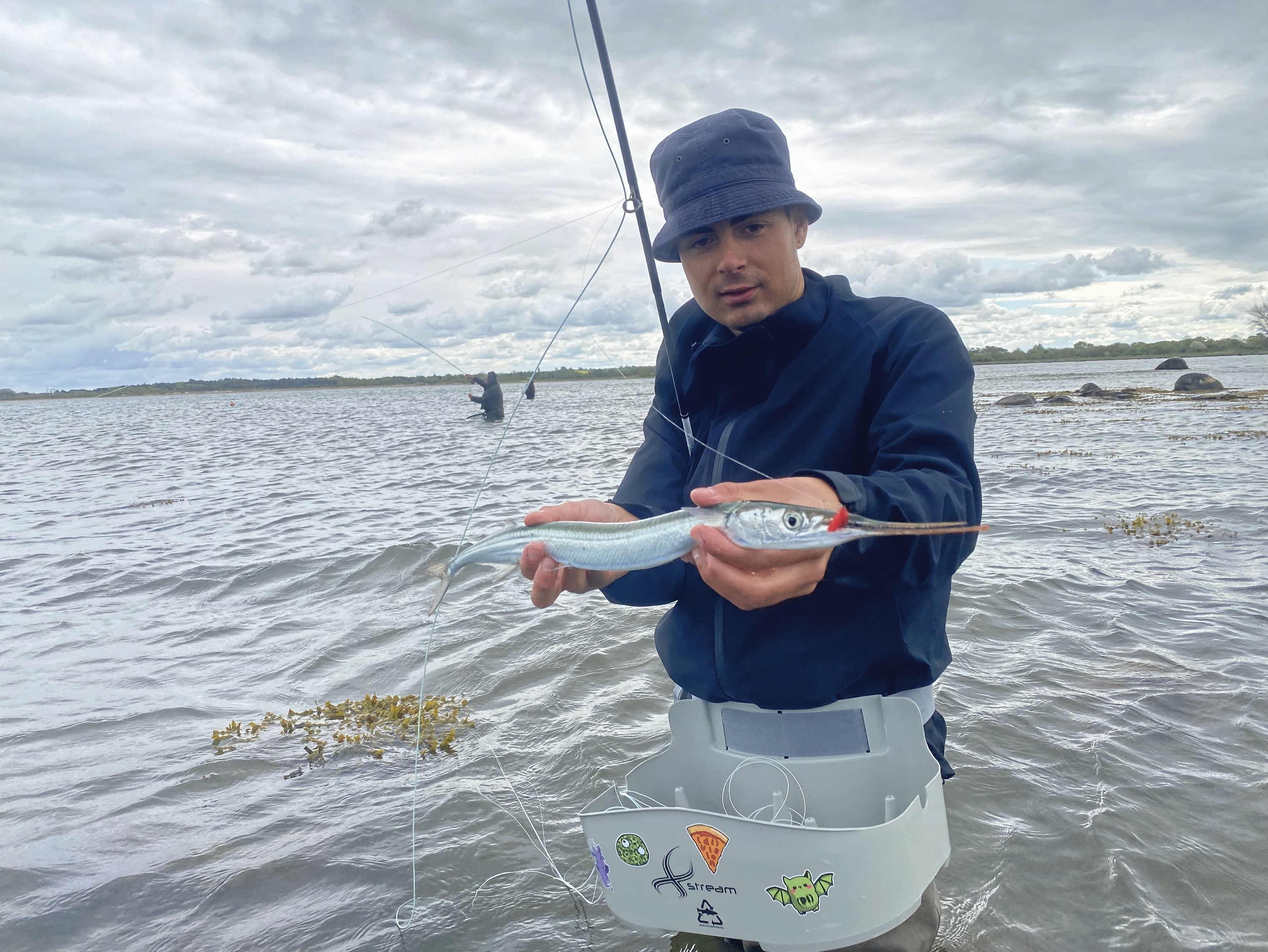 Mark Vagn Hansen fungerer som guide på dagen. Han har i flere år fisket hornfisk på tørflue og videreudviklet et gammelt fluemønster, som han kalder Rød Rackelhane.