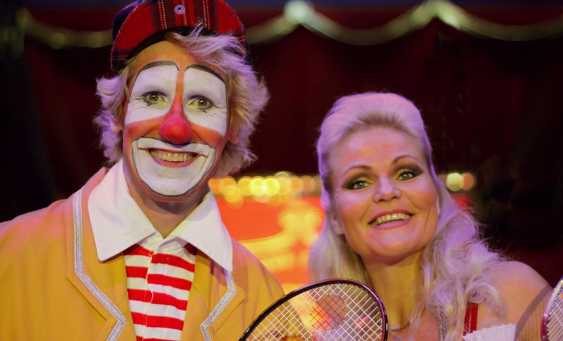 Da cirkus var på turne, faldt Tiina for klovnen, og da vennerne bad om at se et billede af hendes udkårne, holdt hun vejret.