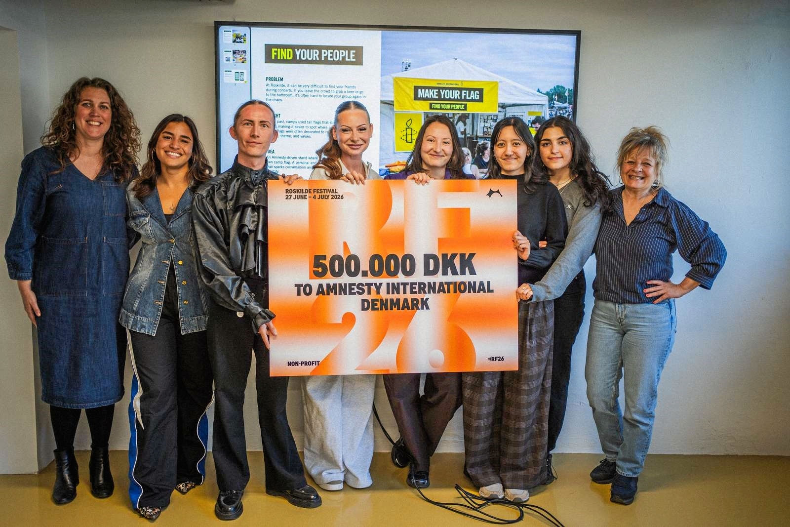 Tessa (midten i lys dragt) sammen med repræsentanter fra Amnesty International Danmark, der er dette års modtager af Roskilde Festivals Orange Donation. - Christoffer Anias Sandager Tessa (midten i lys dragt) sammen med repræsentanter fra Amnesty International Danmark, der er dette års modtager af Roskilde Festivals Orange Donation.