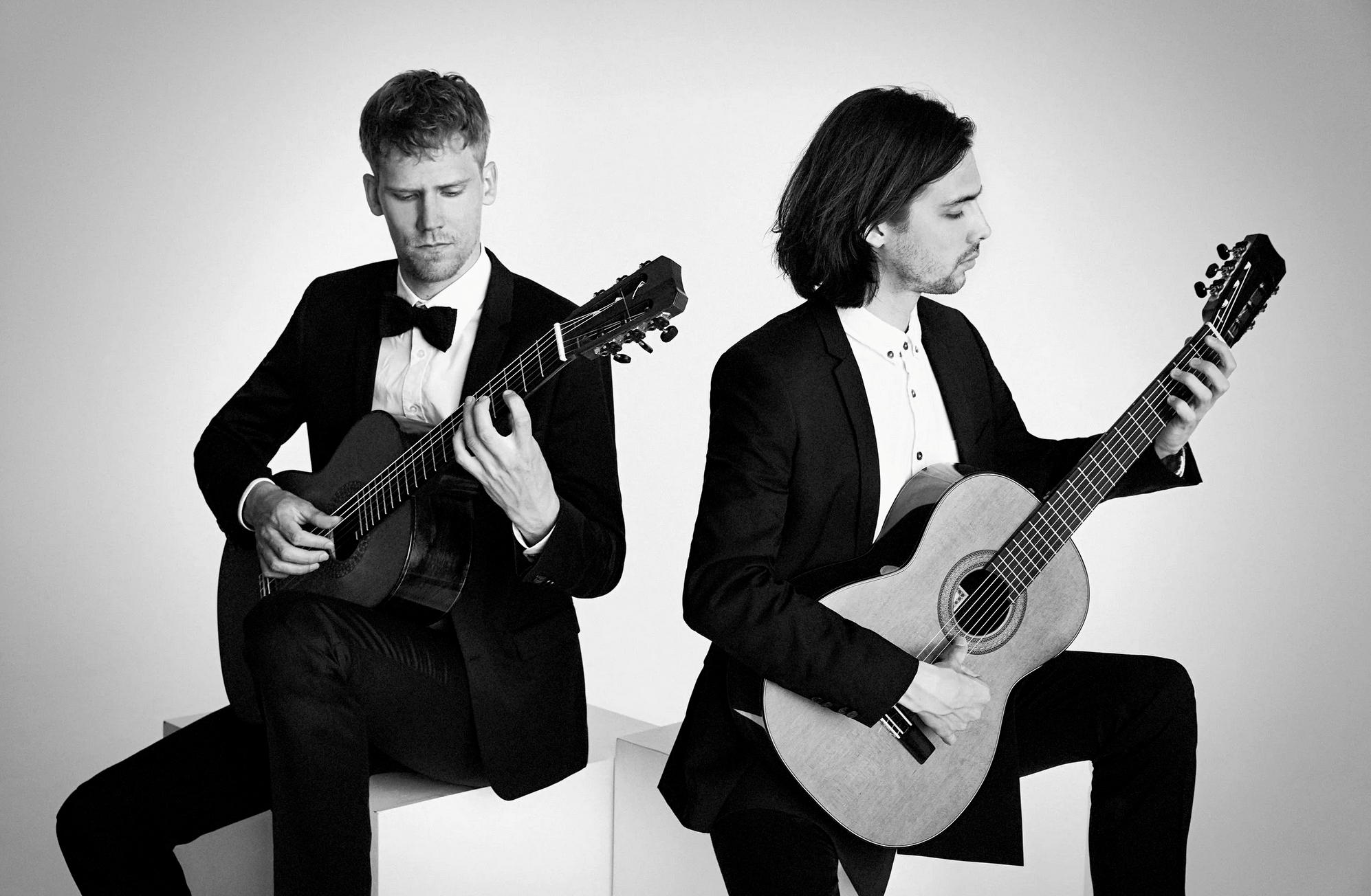 Aros Guitar Duo besøger Orø Kirke lørdag 20. juni klokken 15.00. Mikkel Egelund Nielsen og Simon Wildau, begge uddannede solister fra konservatoriet i Aarhus, dannede duo i 2009.