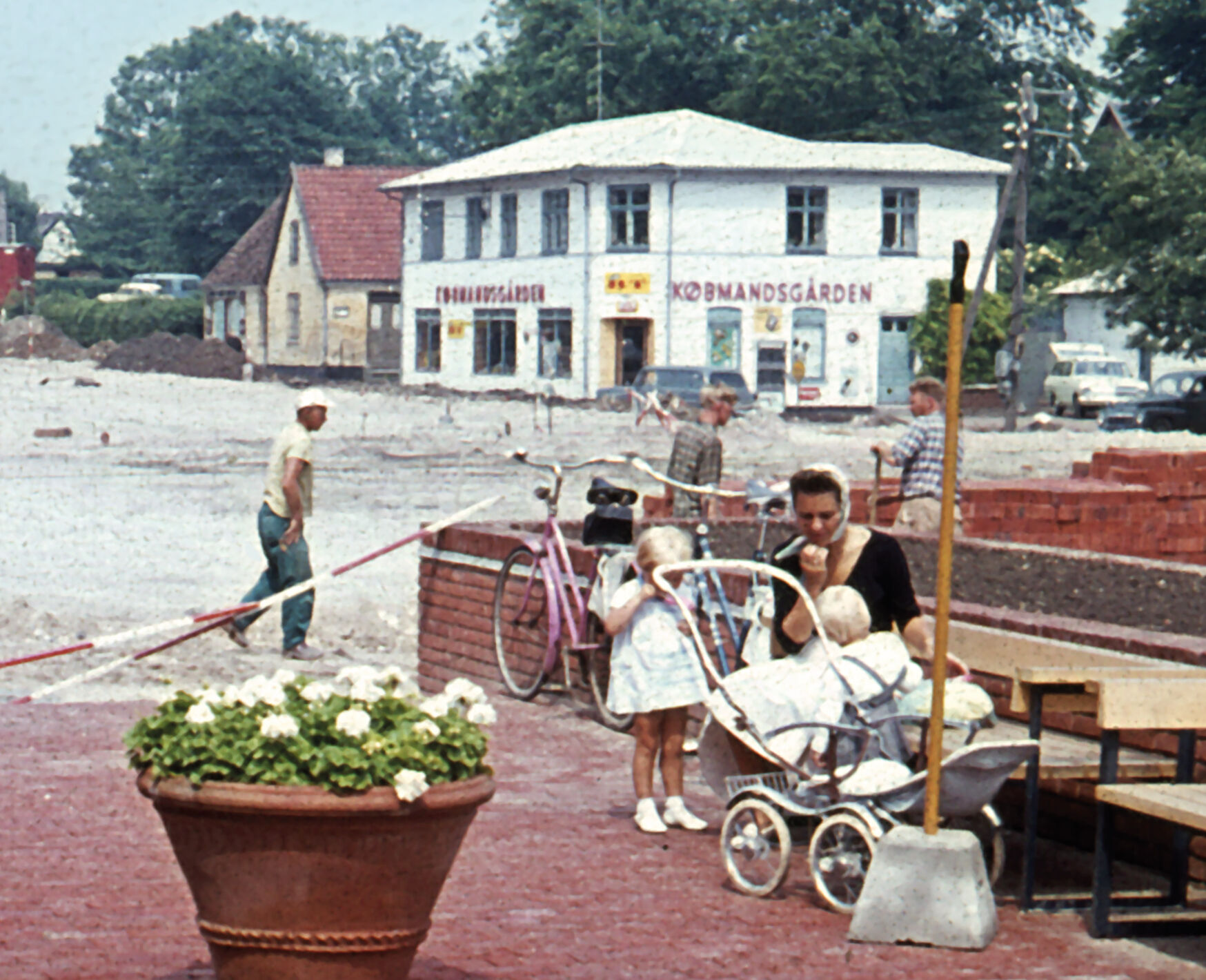 I anledning af Værløse Bymidtes 65 års jubilæum, udgiver Centerforeningen en bog, der kan findes i byens butikker.