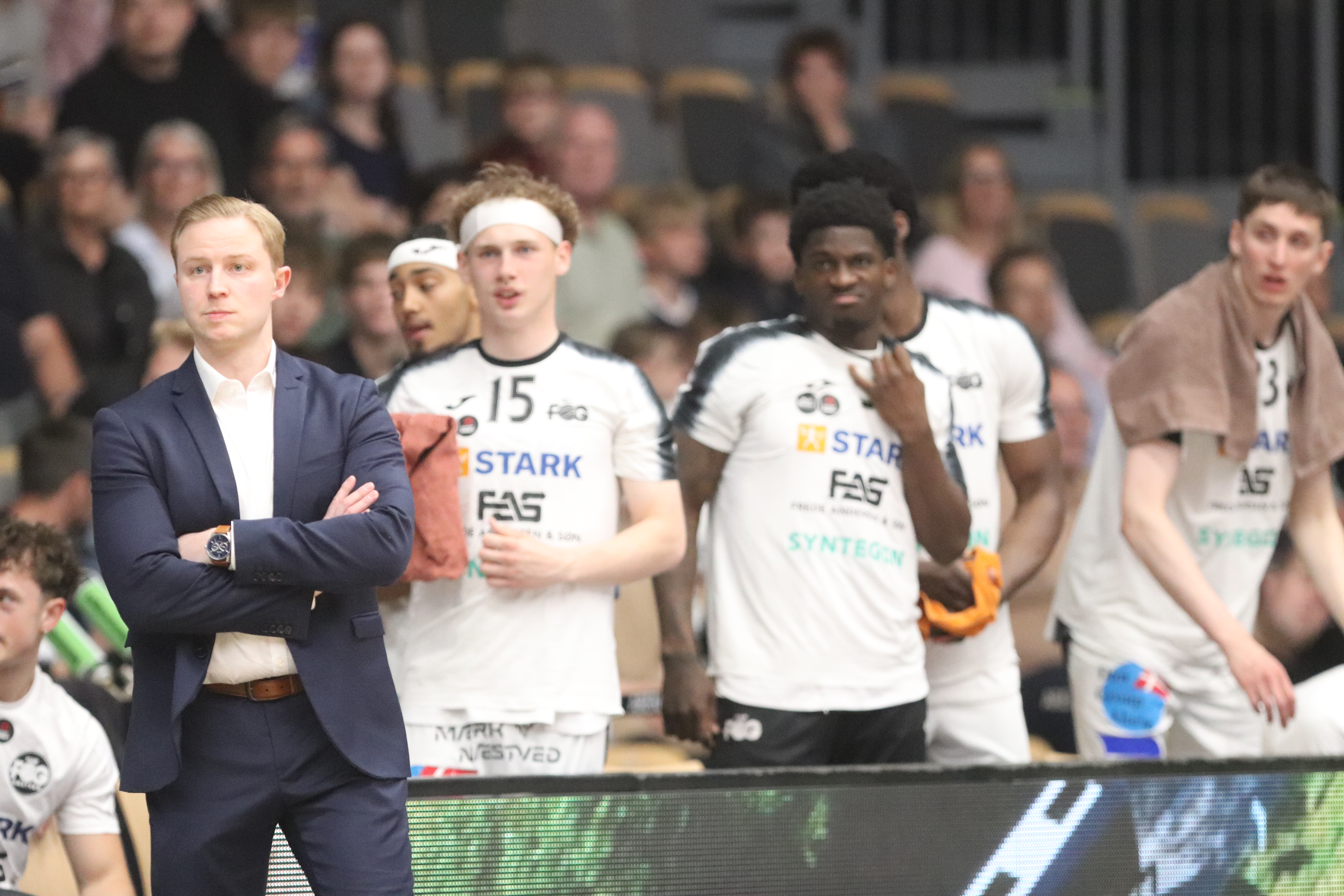 Team FOG Næstved-cheftræner David Pavlakovich hylder sit mandskab.