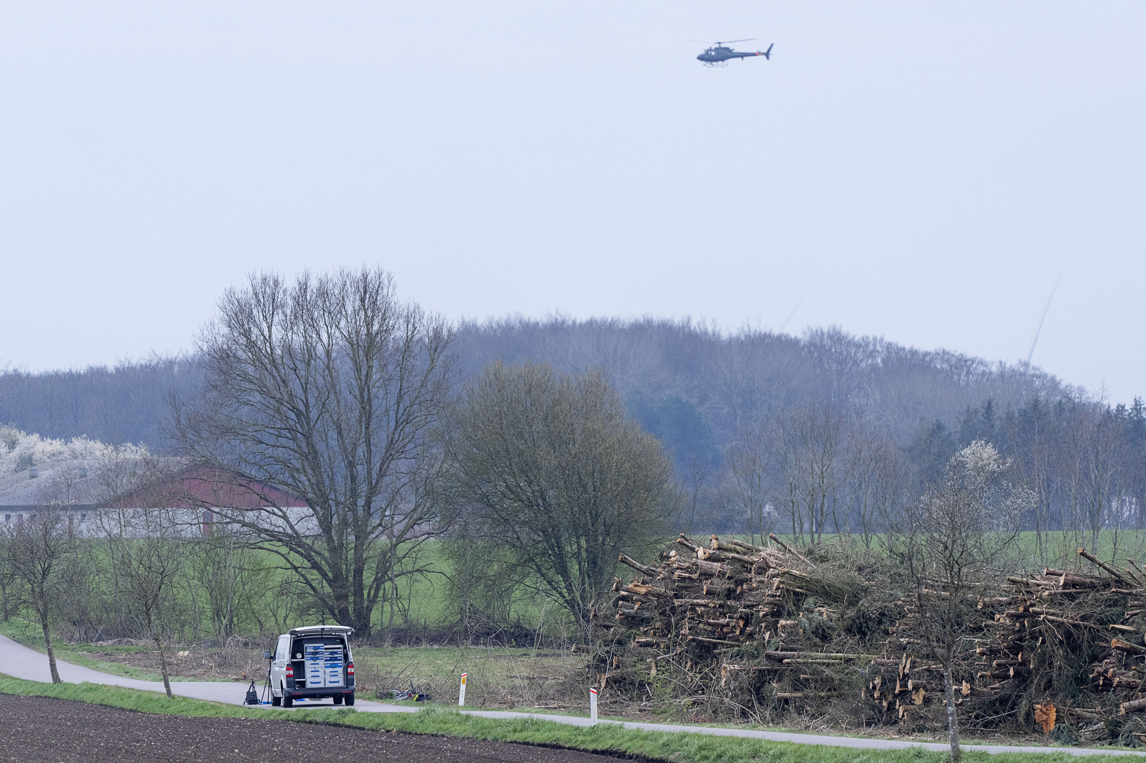 Politiet arbejdede i april 2023 på Fladholtevej nær Kirkerup, efter at et 13-årigt avisbud var forsvundet. (Arkivfoto).
