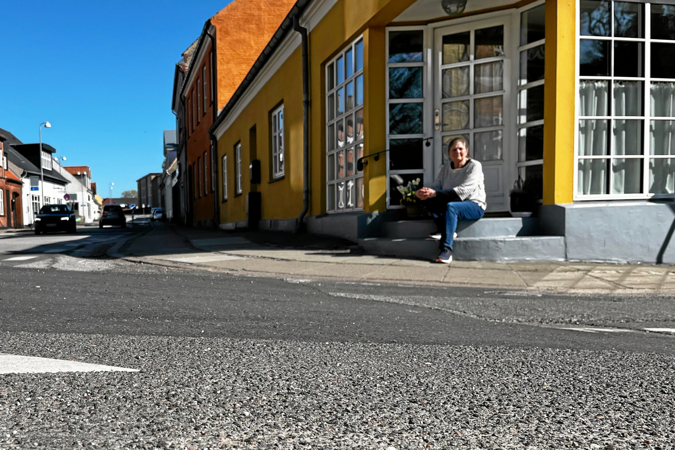 Ifølge beboerne skaber den tunge trafik så store rystelser i de gamle huse, at gæster ikke tør komme på besøg.