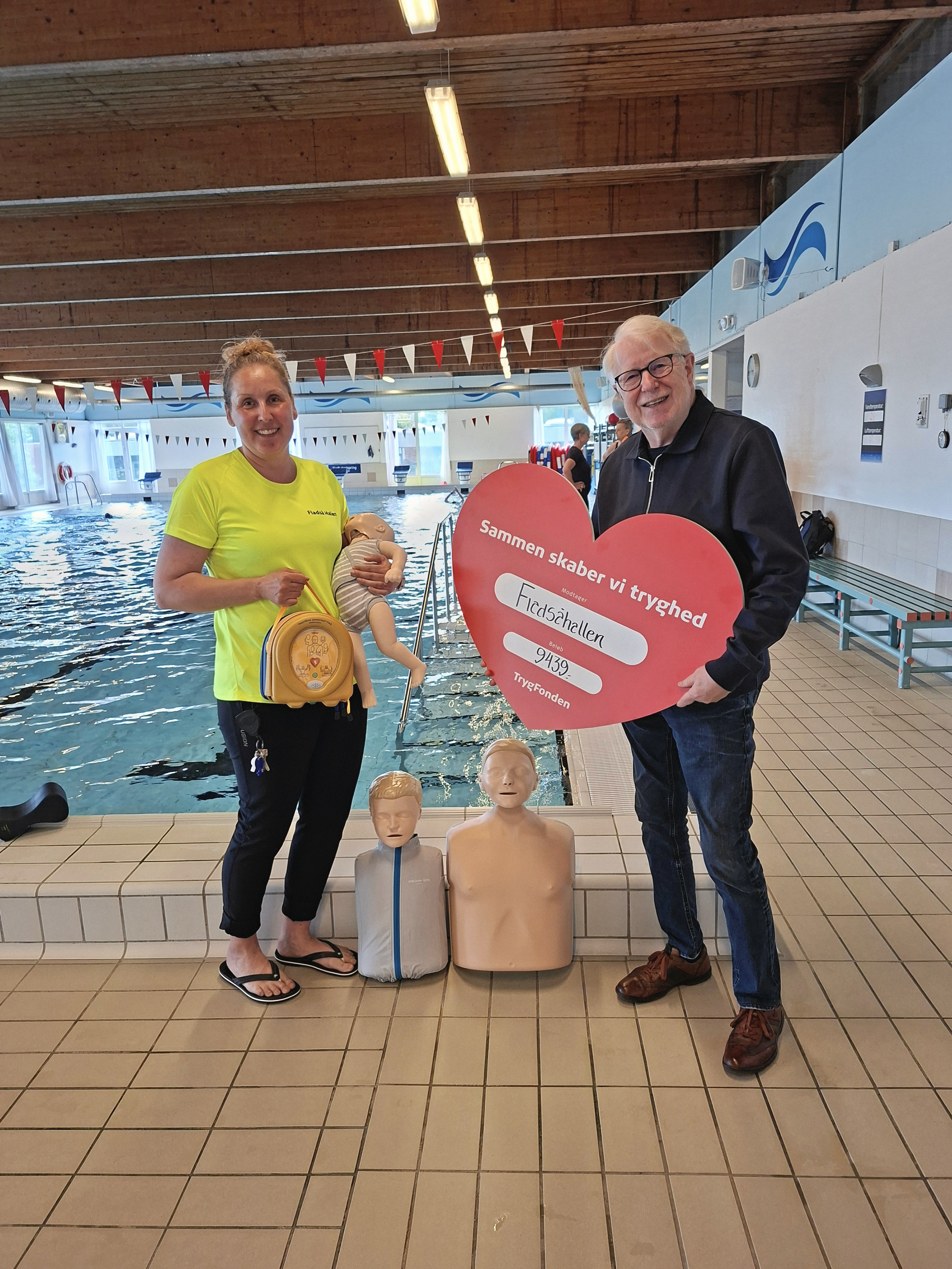 En glad Henriette Olsen, livredderansvarlig, modtog donationen fra Jørgen Rise fra TrygFonden.