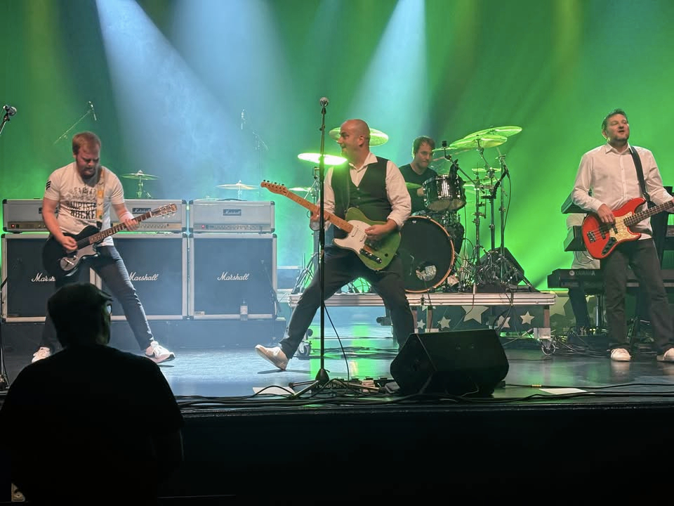 Almost Quo har siden 2018 optrådt med en samling af Status Quos velkendte rockhits.