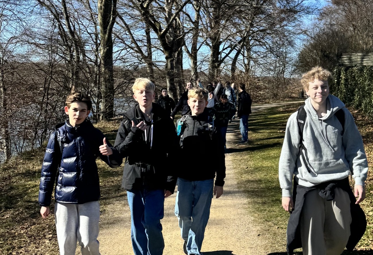 Eleverne tog ud på en 24 kilometer vandretur i skoletid. Fra første elev kom i mål til sidste elev, gik der 1 time og 17 min.