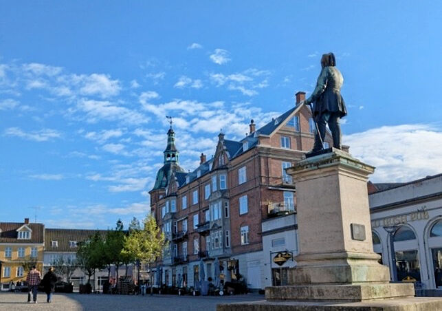 Ole Breidahl, Jørgen Bang, Per Bohlbro og Hans Jultved fortæller om Hillerøds lokale historie på byvandringen gennem Slotsgade