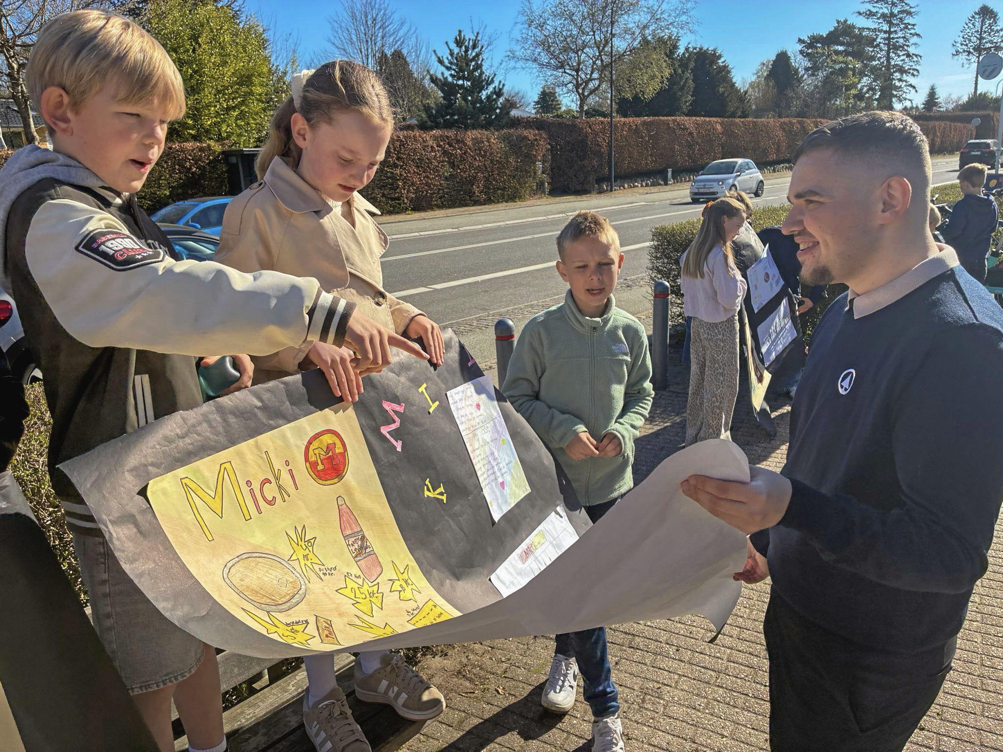 Eleverne fra Ravnholm Skole havde også ideer med til butikschef Ardit Sakiri.