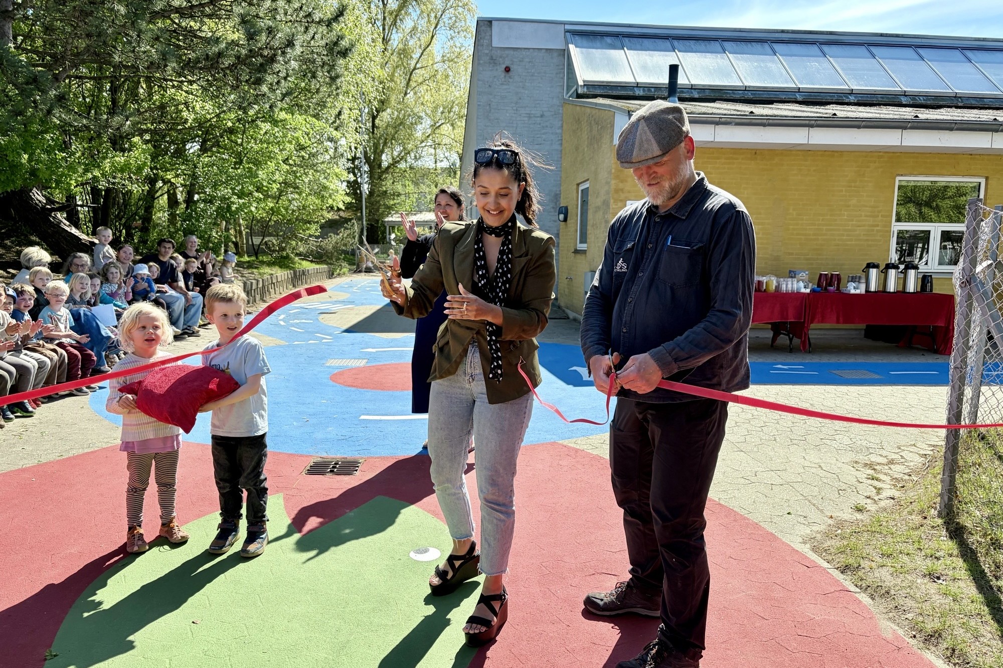 Soma Mayel, der er forperson for børne- og skoleudvalget, og Michael Bremer fra Dansk Skolecykling klippede snoren til den nye cykellegeplads forleden - med god hjælp fra to børn fra Frugthaven.
