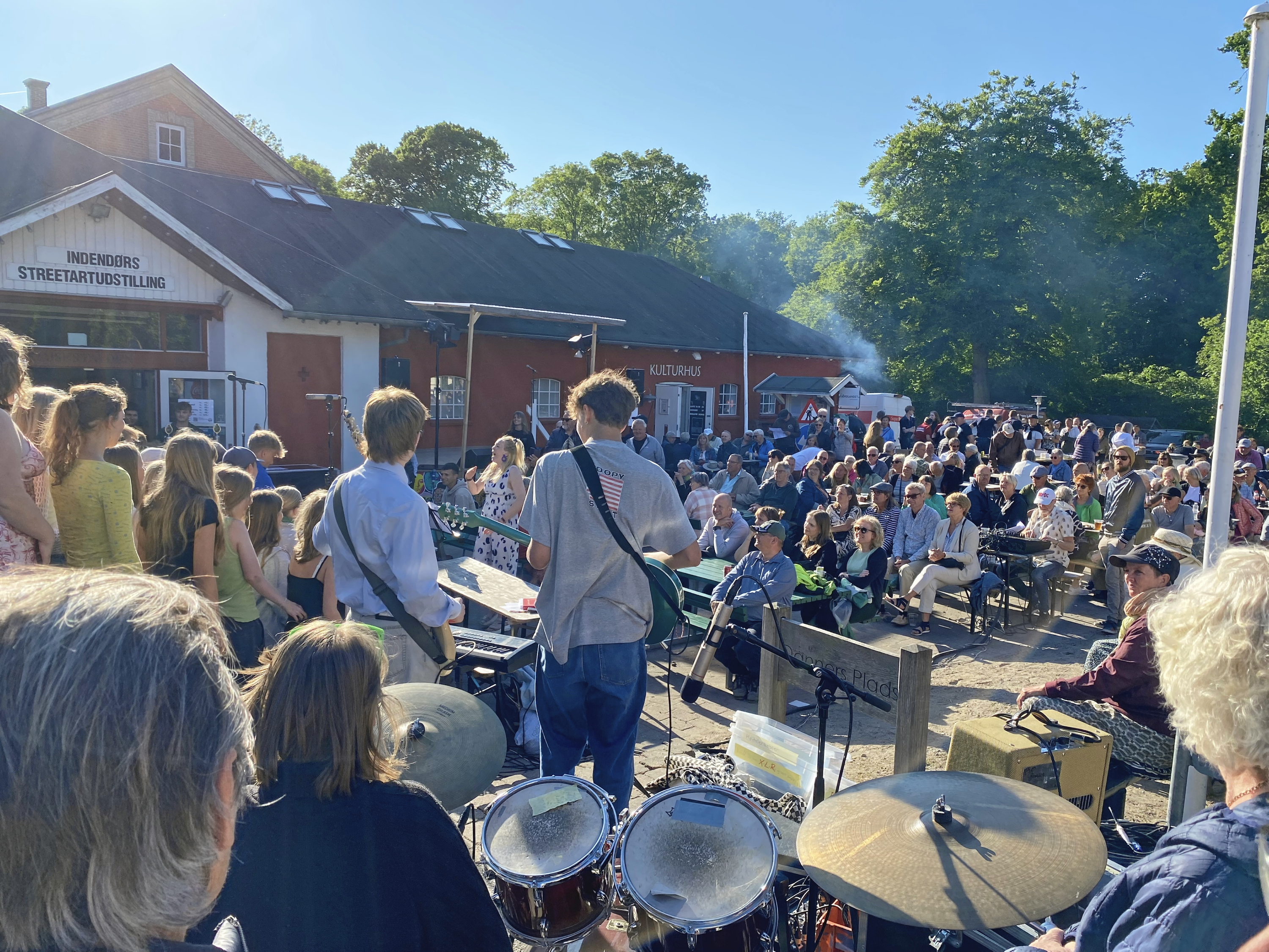 Kulturhuset Rejsestalden byder på livemusik og voksende stemning hele aftenen. Samtidig danner et streetfood-område ramme om pauser med mad, kolde drikke og flere musikalske indslag.