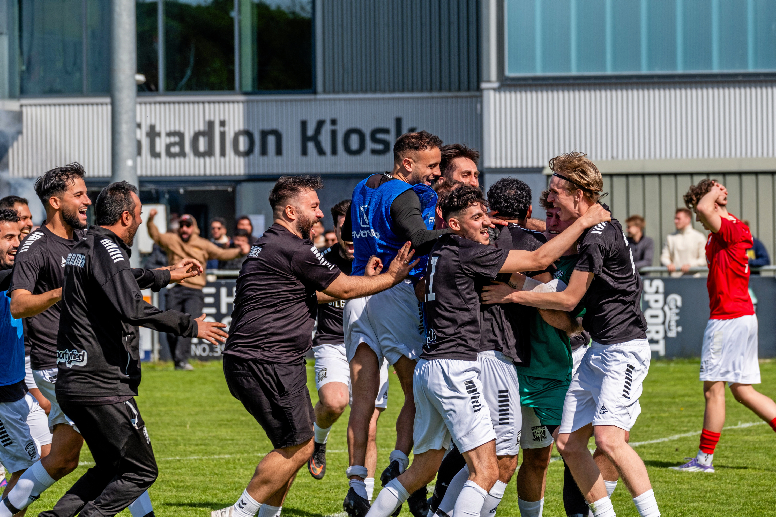 Roskilde United og Holmegaard Glasværks Boldklub måtte ud i straffesparkskonkurrence for at afgøre Seriepokalfinalen. Den endte til førstnævntes fordel, og så kunne jublen bryde løs.