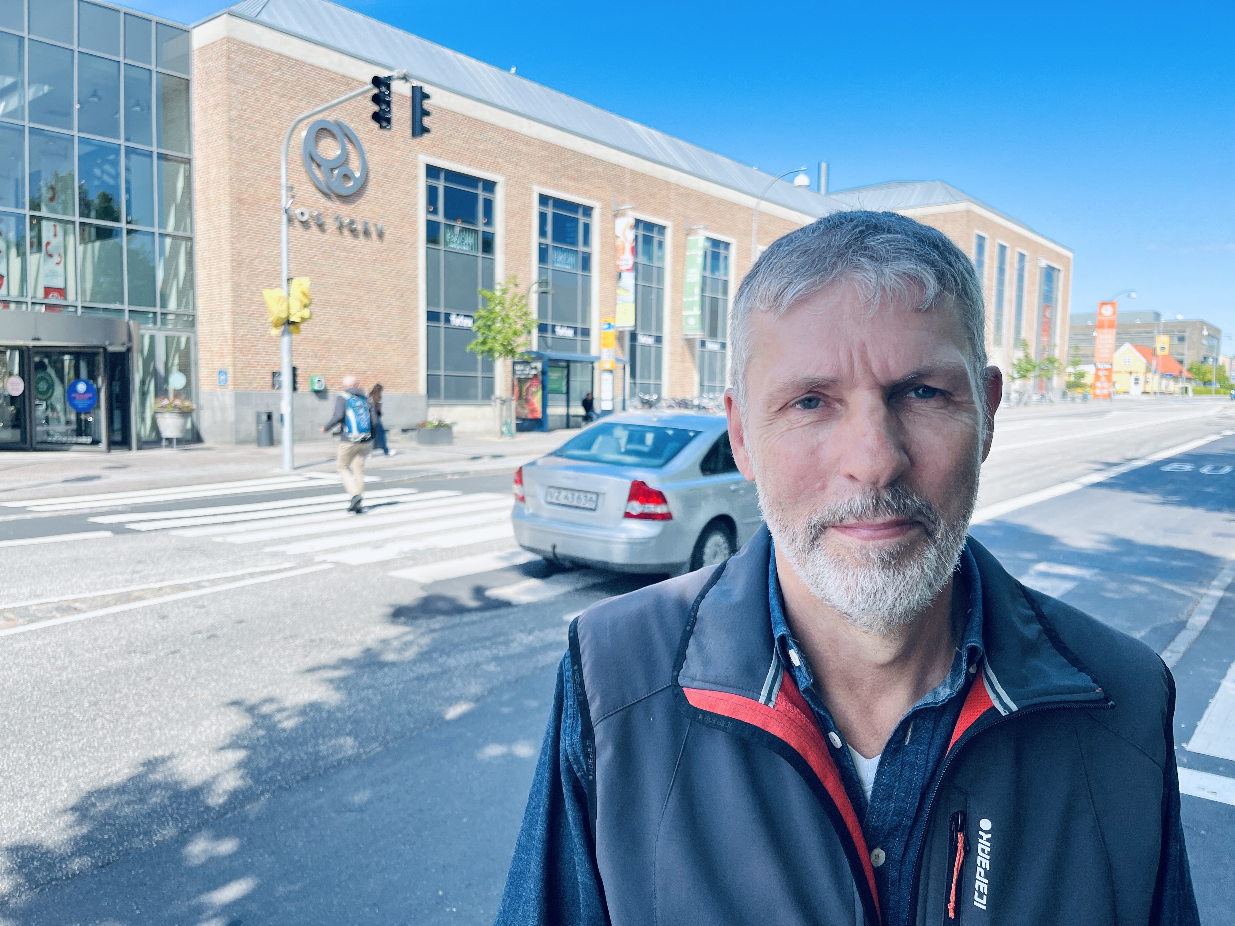 Klaus Ole Schultz har boet tæt på Københavnsvej i 37 år. Han mener, at støjen er blevet for voldsom, og at kommunen lige nu har en gylden chance for at tage støjen alvorligt.