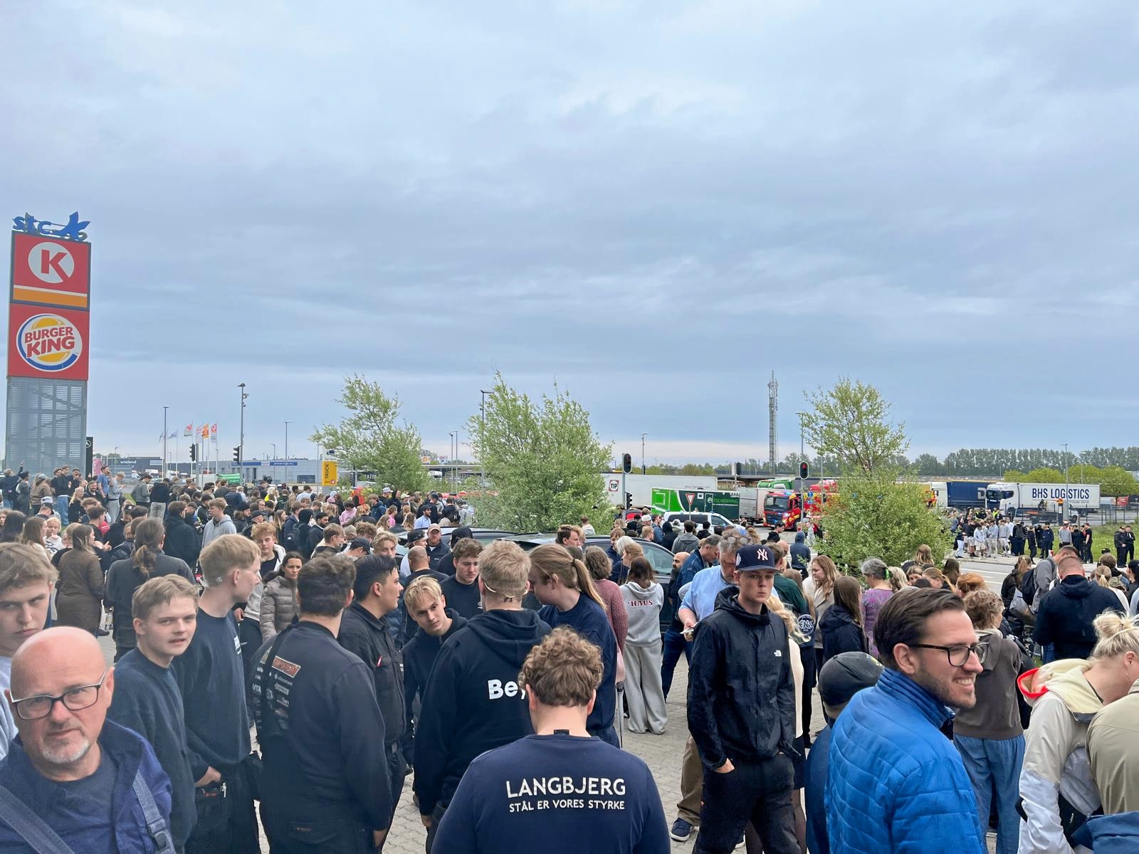 Eleverne blev gradvist blevet bedt om at gå længere og længere væk, mens myndighederne undersøgte bombetruslen. - Magnus Johansen Eleverne blev gradvist blevet bedt om at gå længere og længere væk, mens myndighederne undersøgte bombetruslen.