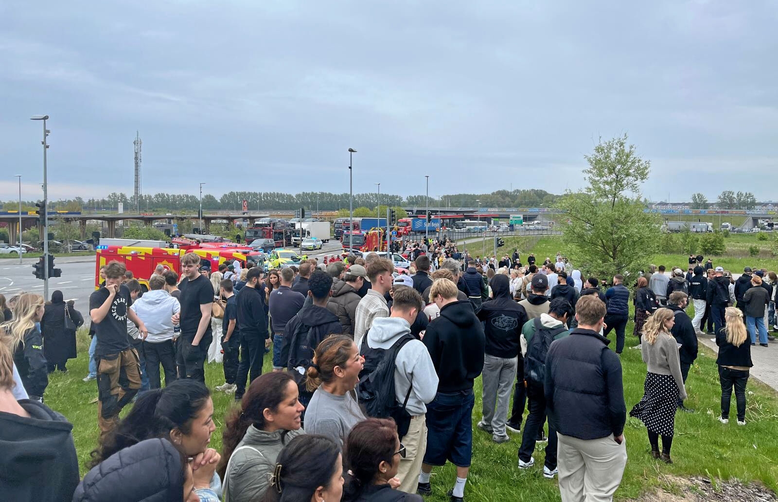 Hundredvis af elever på Campus Køges uddannelsesinstitutioner blev onsdag middag evakueret efter en bombetrussel. - Magnus Johansen Hundredvis af elever på Campus Køges uddannelsesinstitutioner blev onsdag middag evakueret efter en bombetrussel.