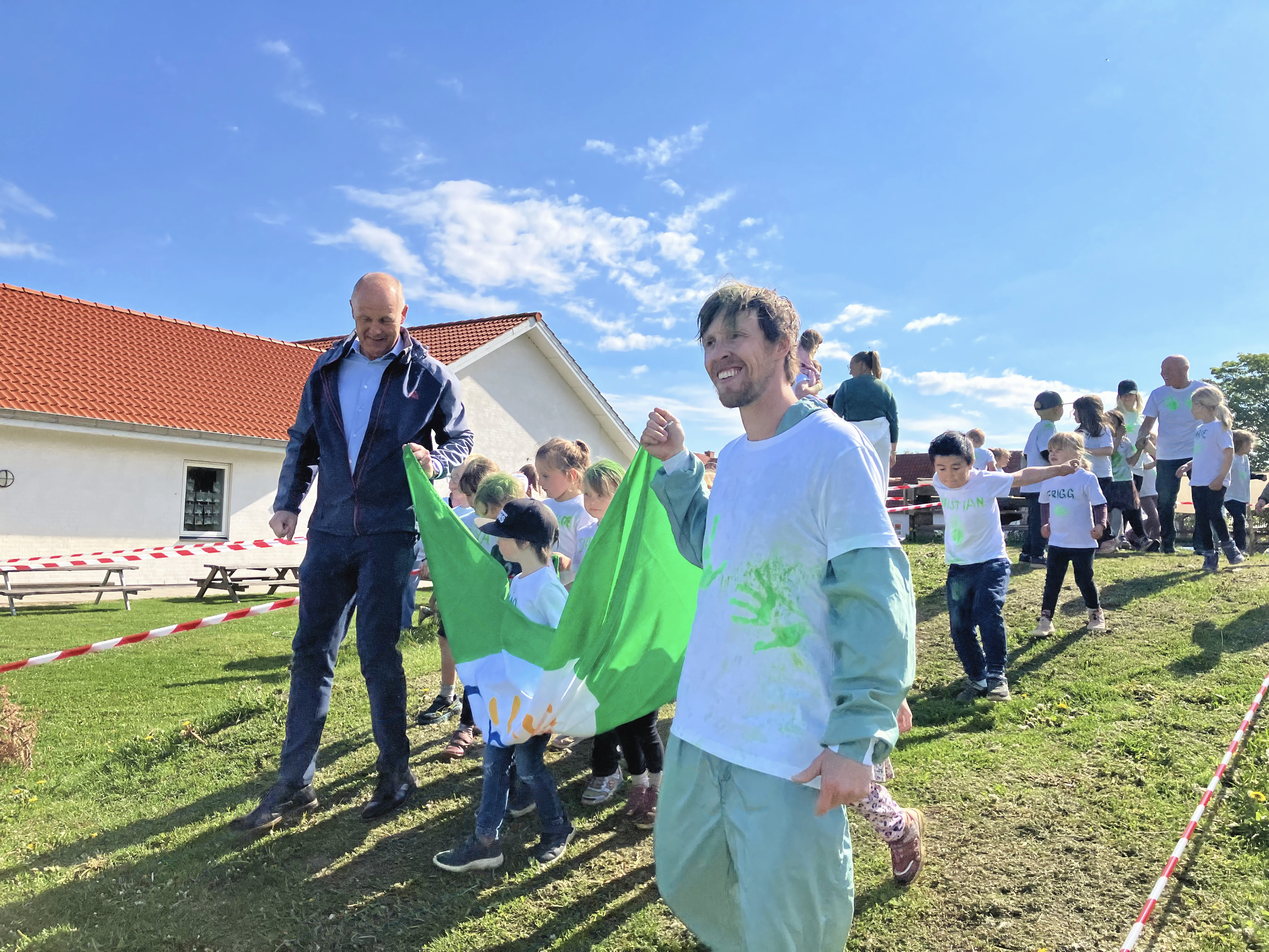 Friluftsrådets 'Grønne Flag' blev båret frem På Friluftsgården med børn over det hele.