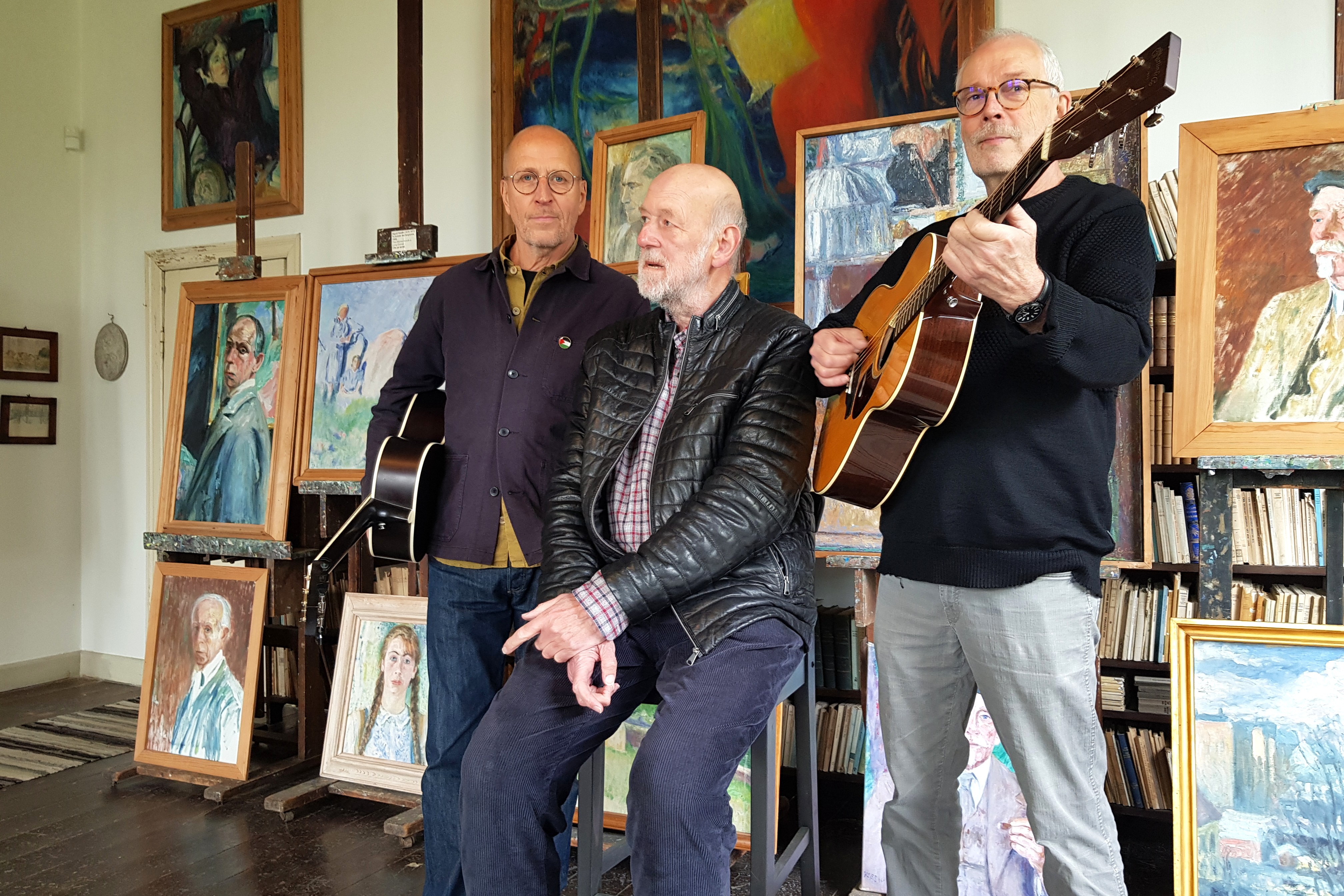 Simon Vagn Jensen, Jesper Sejdner Knudsen og Niels Bugge er på banen med et nyt musikalsk talkshow om kunstnerfamilien Swanes liv på Malergården.