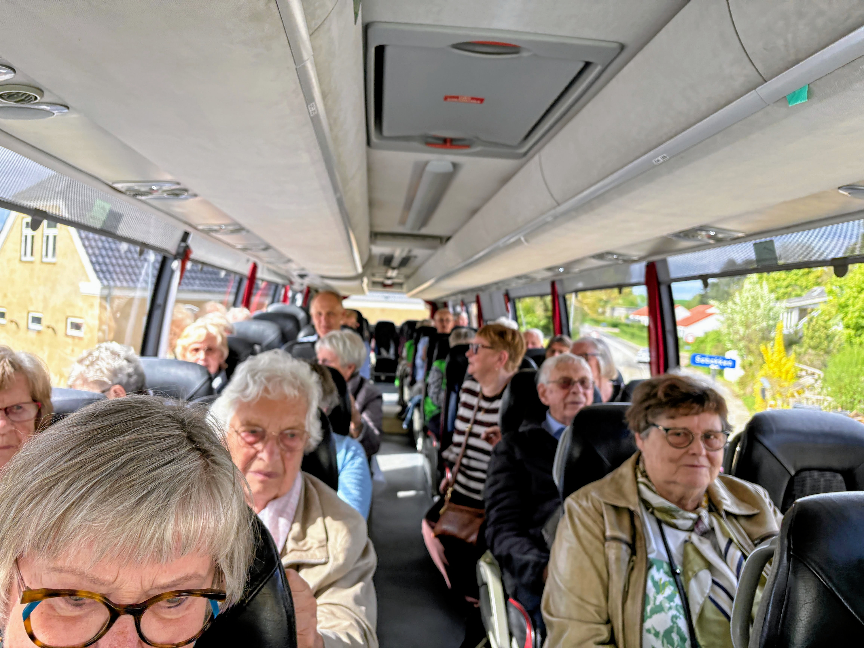 Derr var fuldt hus på Besøgstjenestens bus, som tog deltagerne rundt i kommunen.