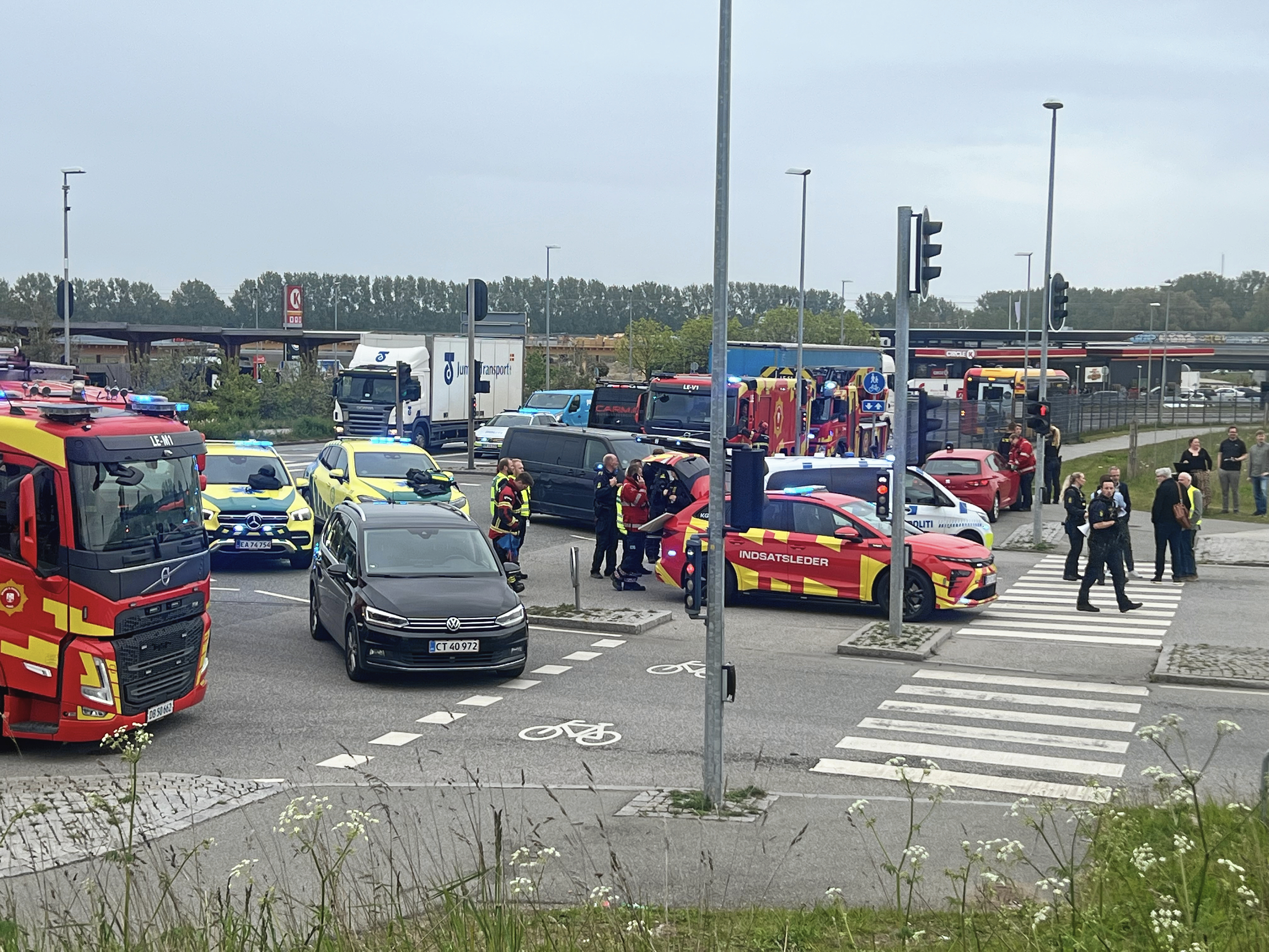 Hundredvis af elever blev onsdag middag evakueret fra Campus Køge efter en bombetrussel. Ud på eftermiddagen blev truslen afblæst, da politiet ikke havde fundet noget.