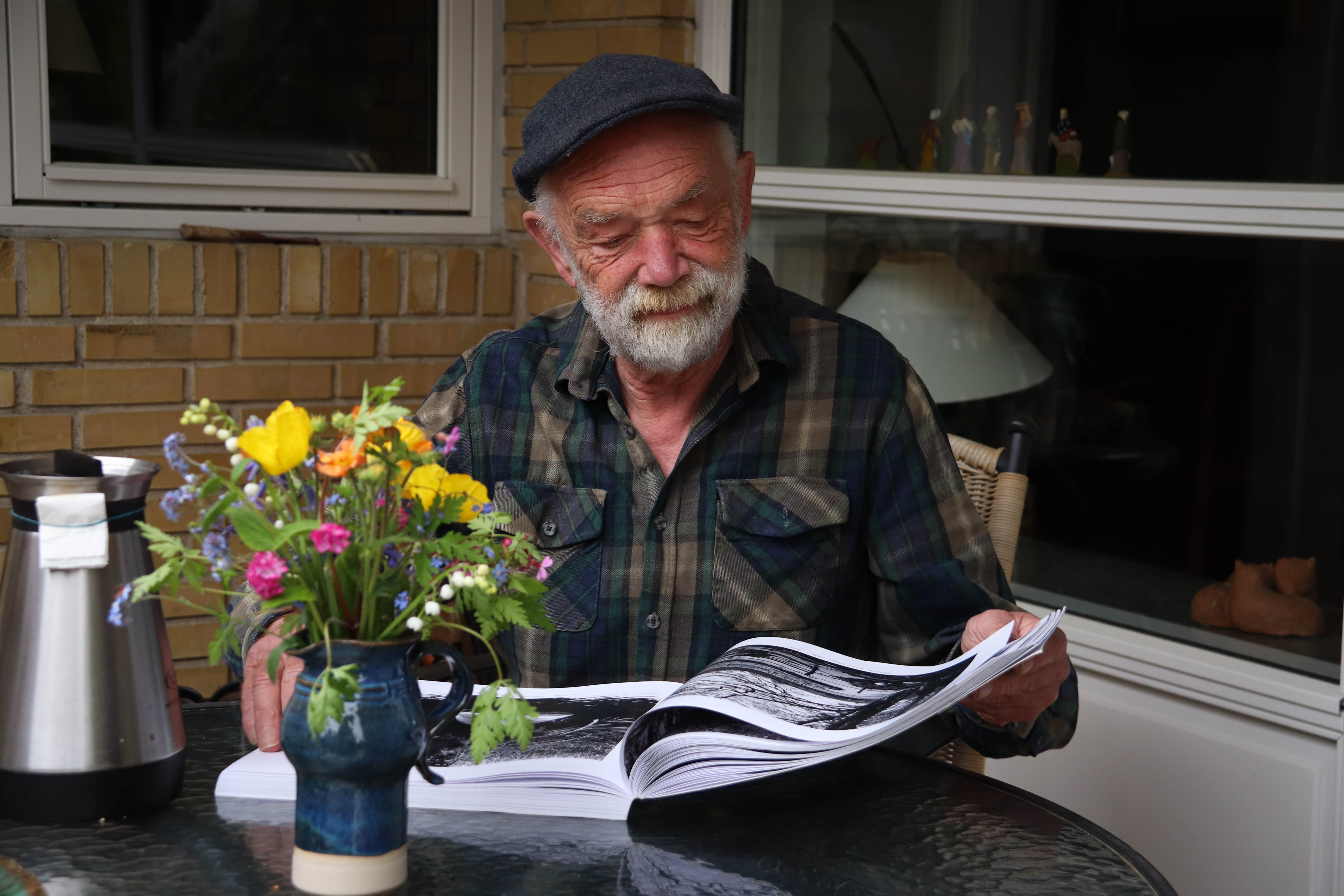 Fotograf Hans Henrik Petersen fordyber sig i sin nye bog.