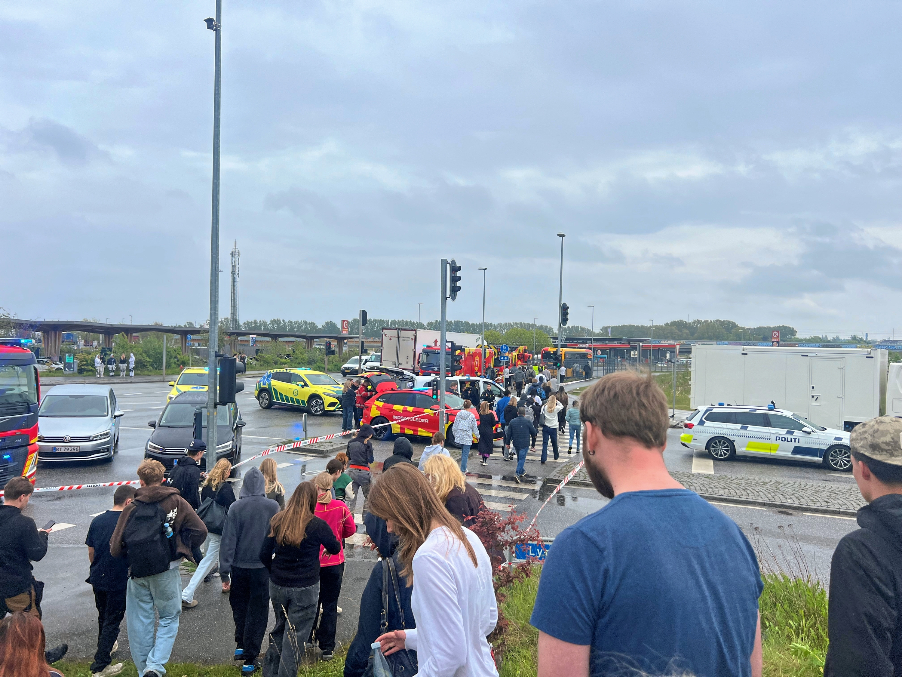Kort før klokken 14.00 blev en stor gruppe elever fragtet væk fra området i busser, der kørte til Ølby Station. - Tor Langberg Kort før klokken 14.00 blev en stor gruppe elever fragtet væk fra området i busser, der kørte til Ølby Station.