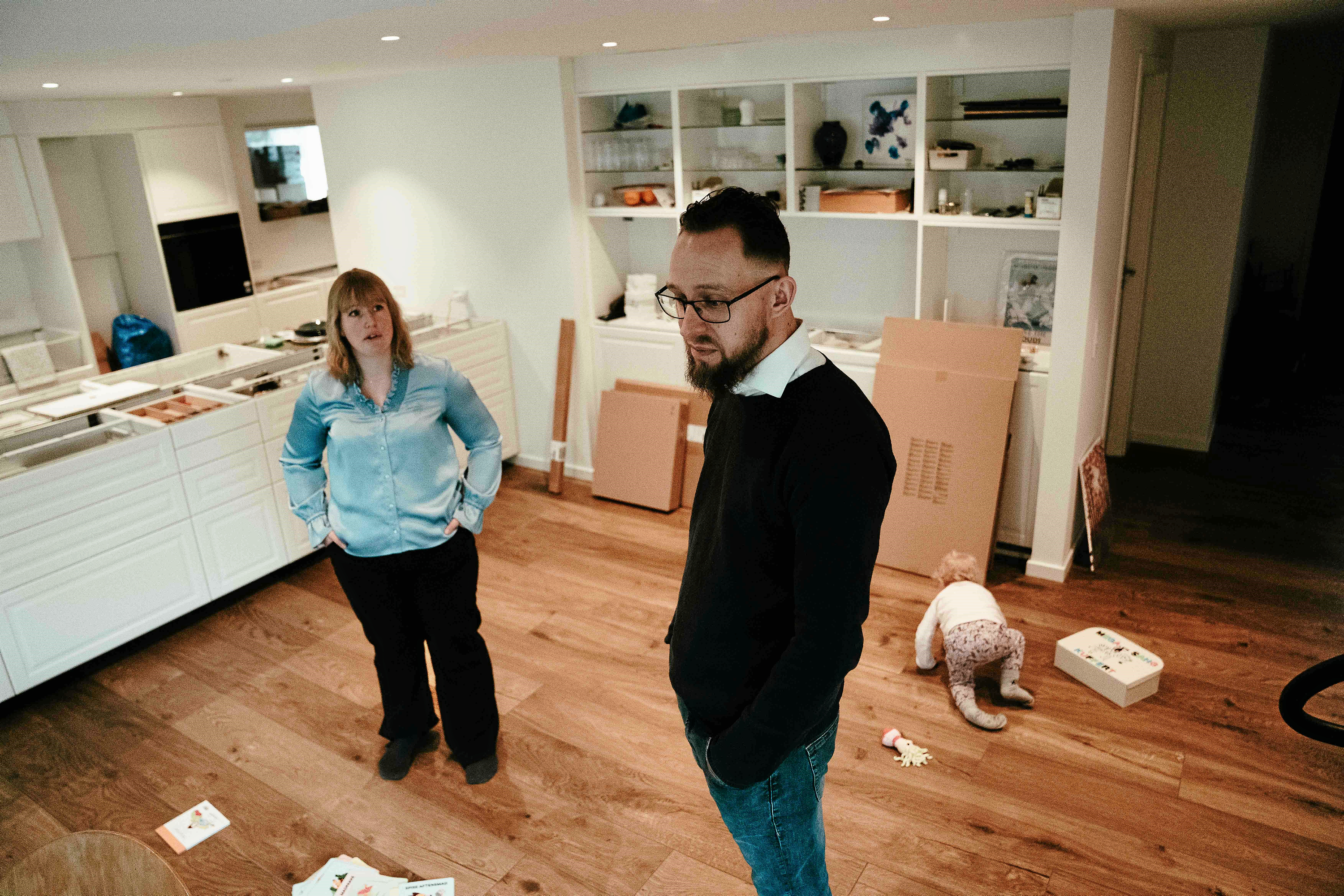 - Vores søn har ikke overlevet så mange ting i sundhedsvæsenet, for at kommunen skal tage livet af ham, siger Martin Larsen. Til venstre er det Sussie Larsen og i baggrunden familiens yngste, Fenja Larsen.