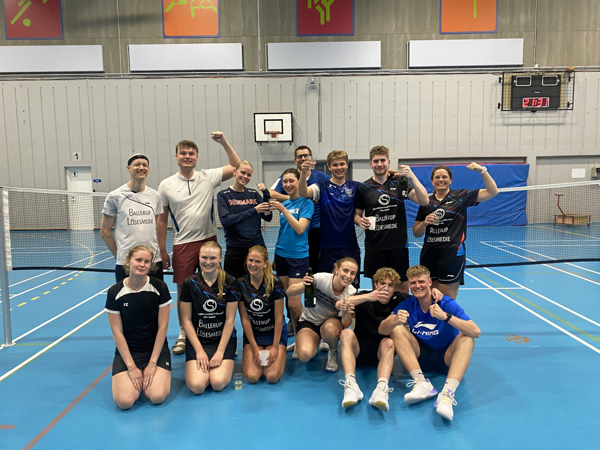 Glade spillere fra Måløv Badminton Club fejrer, at oprykningen er en realitet.