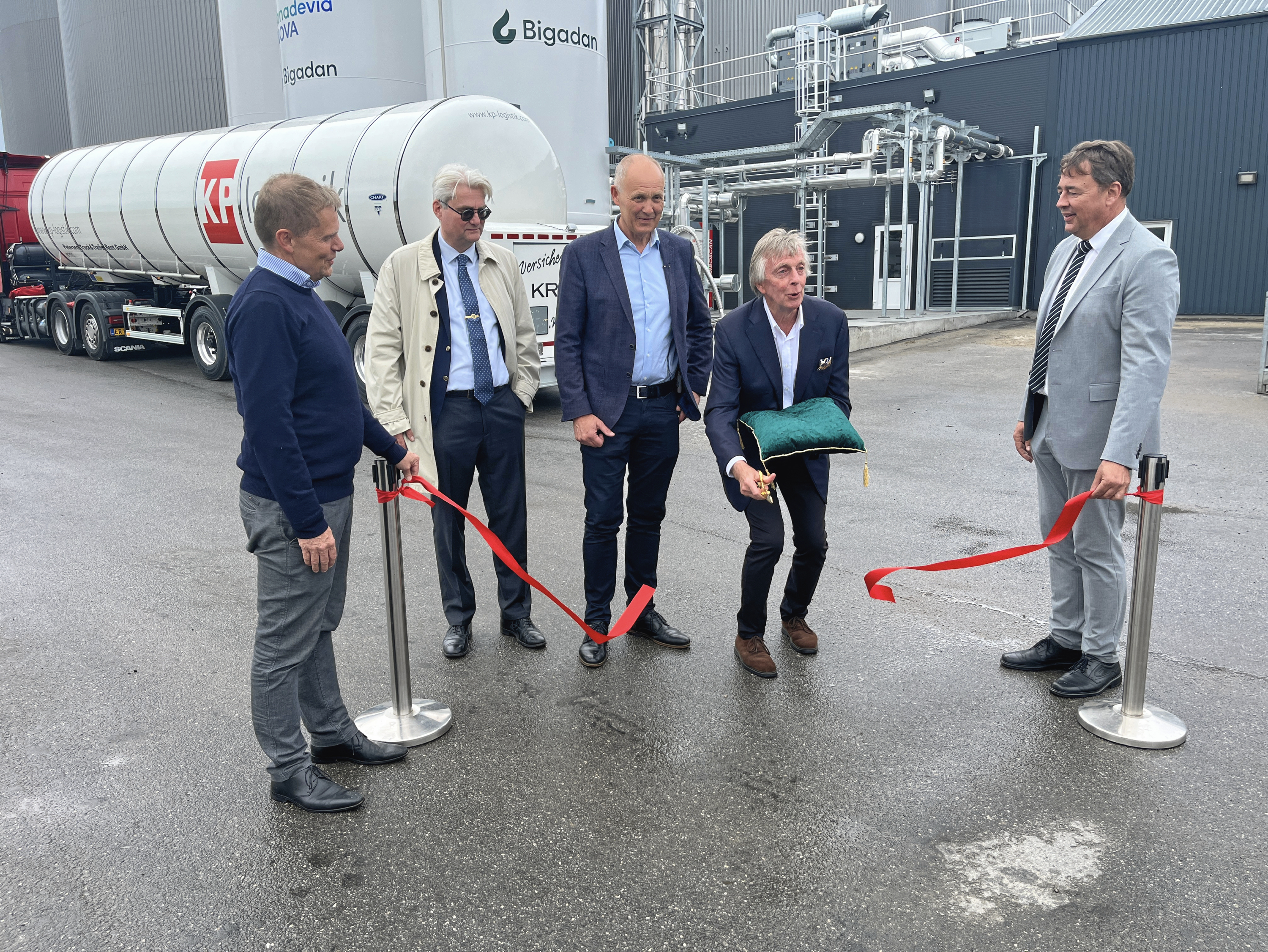 Egentlig var der lagt op til, at Martin Damm (i midten) skulle klippe snoren til anlægget, men lidt knas i kommunikationen gjorde, at Bigadans chairman, Nigel Hildyard (med saksen), kom ham i forkøbet. Borgmesteren fik dog bagefter en chance mere og tog her revanche, så man officielt kunne erklære CO2-anlægget for åbent. Søren Pind så på, mens Henrik Iversen (yderst til venstre), CCO i Bigadan, og Henrik Laursen (yderst til højre), CEO i Bigadan, sørgede for, at den røde snor stod snorlige.