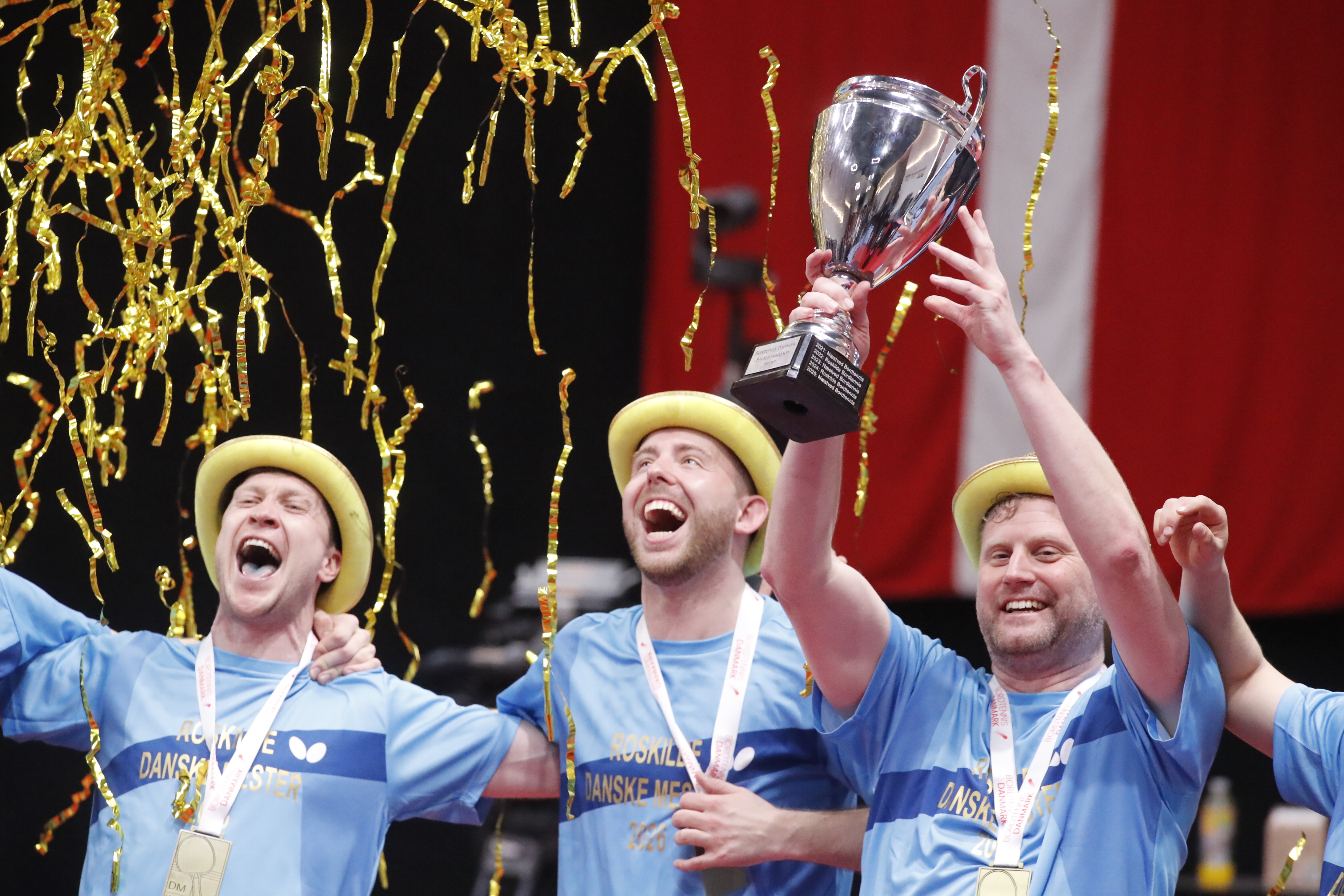 Anders Eriksson, Tobias Rasmussen og Jens Lundqvist, der hæver trofæet.