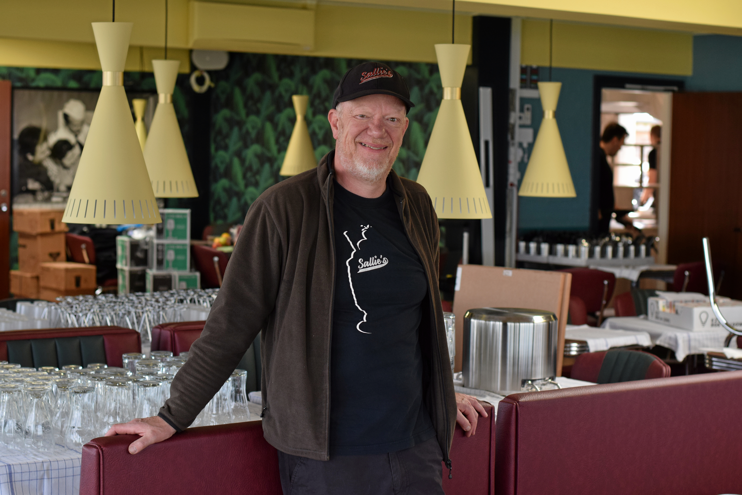 Medejer af Sallie's, Henrik Hansen, en mindre hær af håndværkerne og mange andre arbejder i disse dage benhårdt for at gøre Sallie's By The Sea klar til åbningsdagen - pinselørdag.