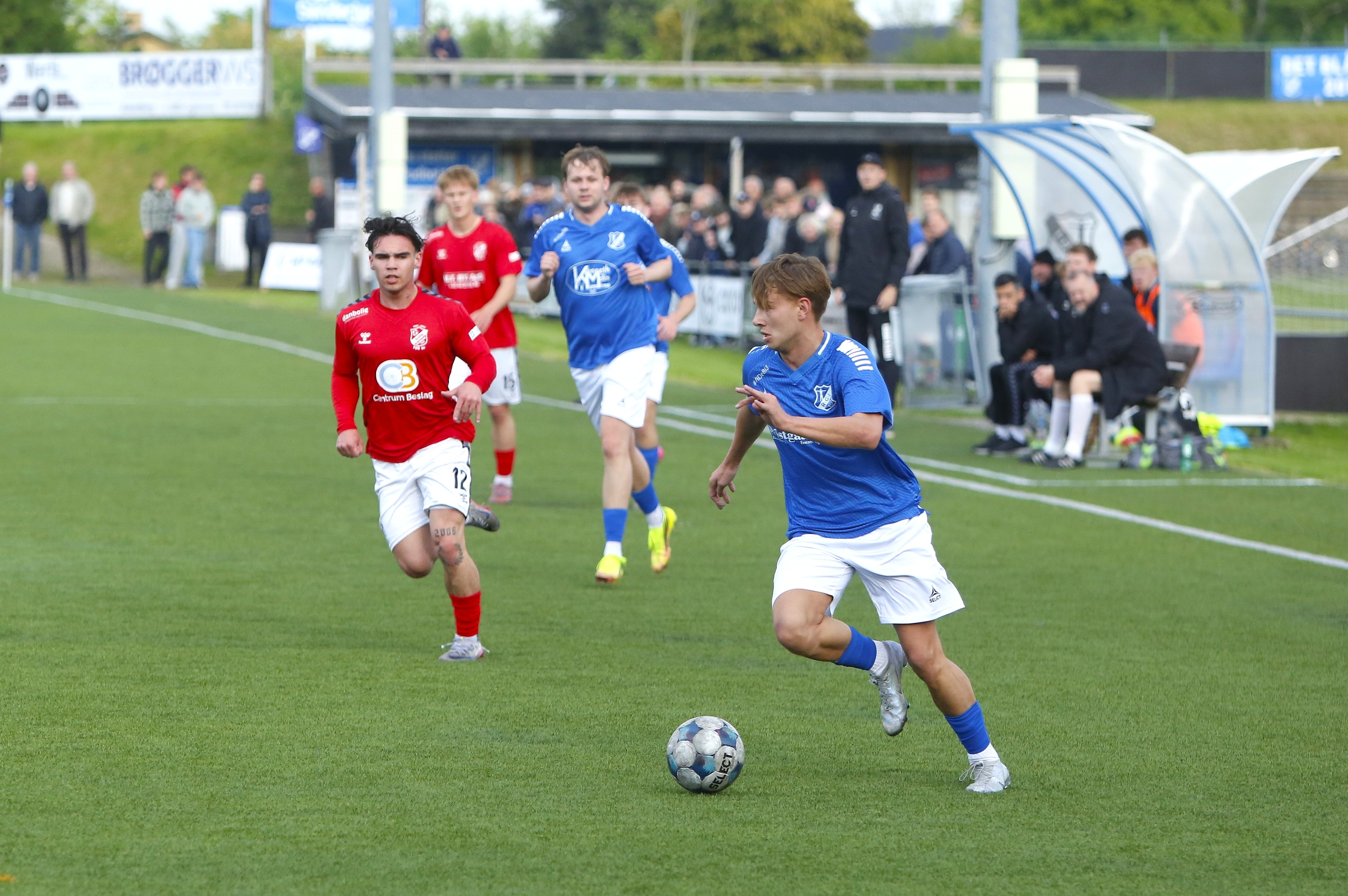Raklevs MIkkel Nystrup på dribletur i onsdagens pokalkamp mod Såby.