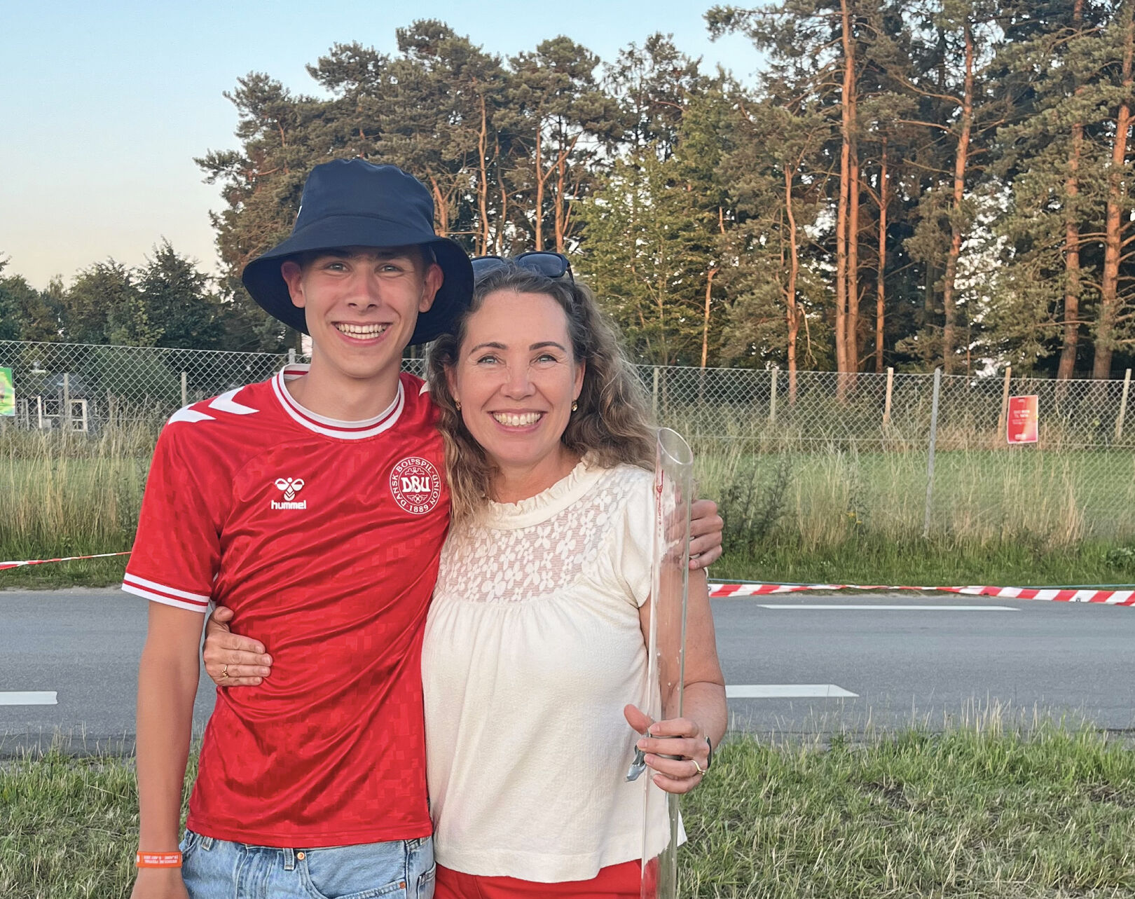 - Han var så glad. Sådan husker Helle og Morten den sidste gang, de så Elias. Det var mandag aften på festivalen, hvor de kom forbi med en luftmadras til sønnen.
