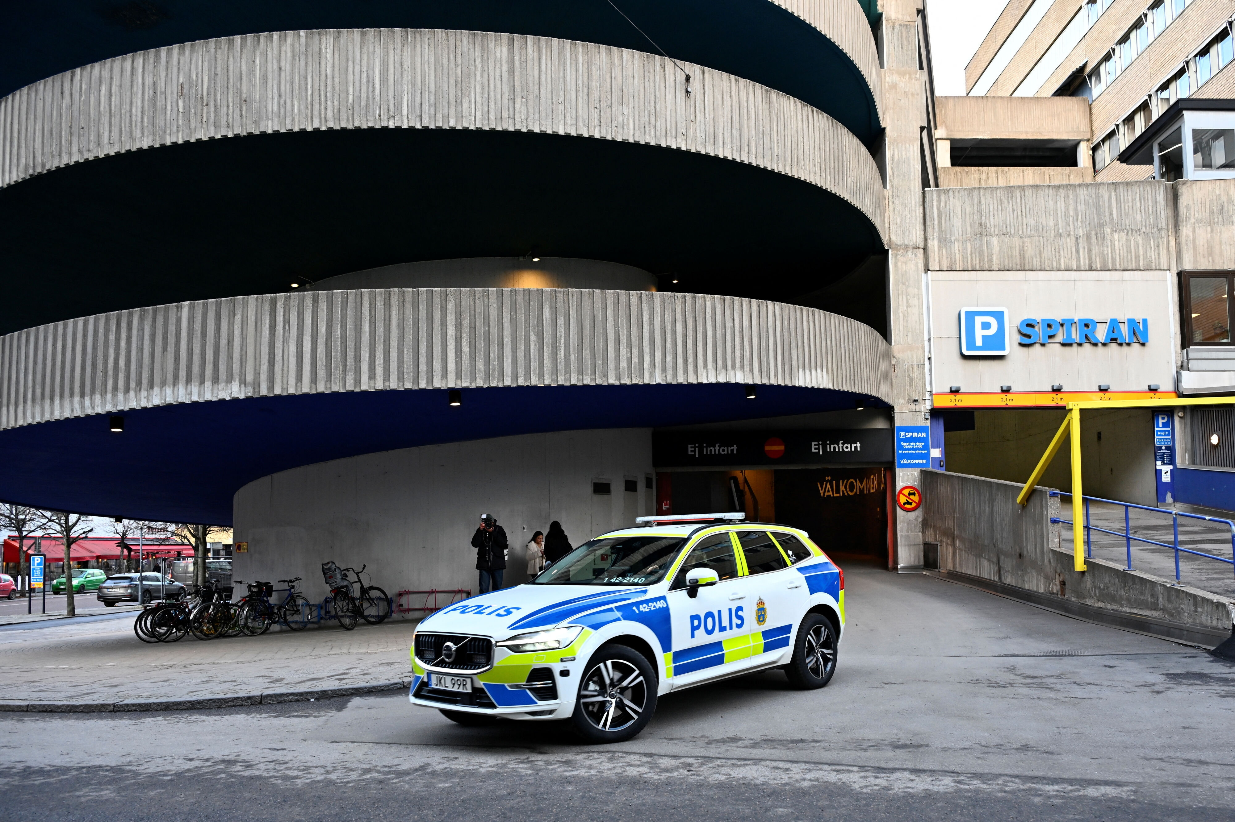 En politibil ved parkeringshuset hvor Gaboro blev skudt og dræbt i Sverige i 2024.