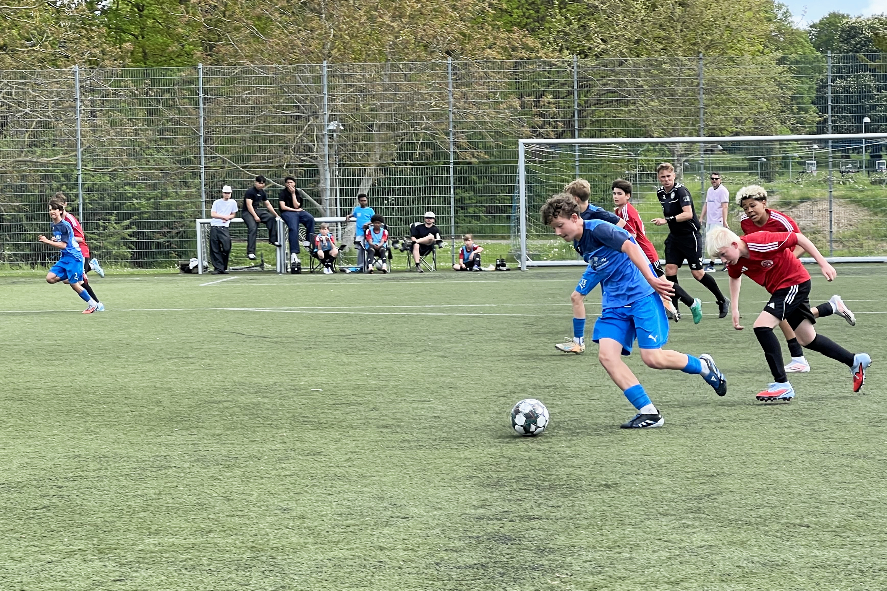 Absalons Skole (blå trøjer) nåede finalen i DM i Skolefodbold.
