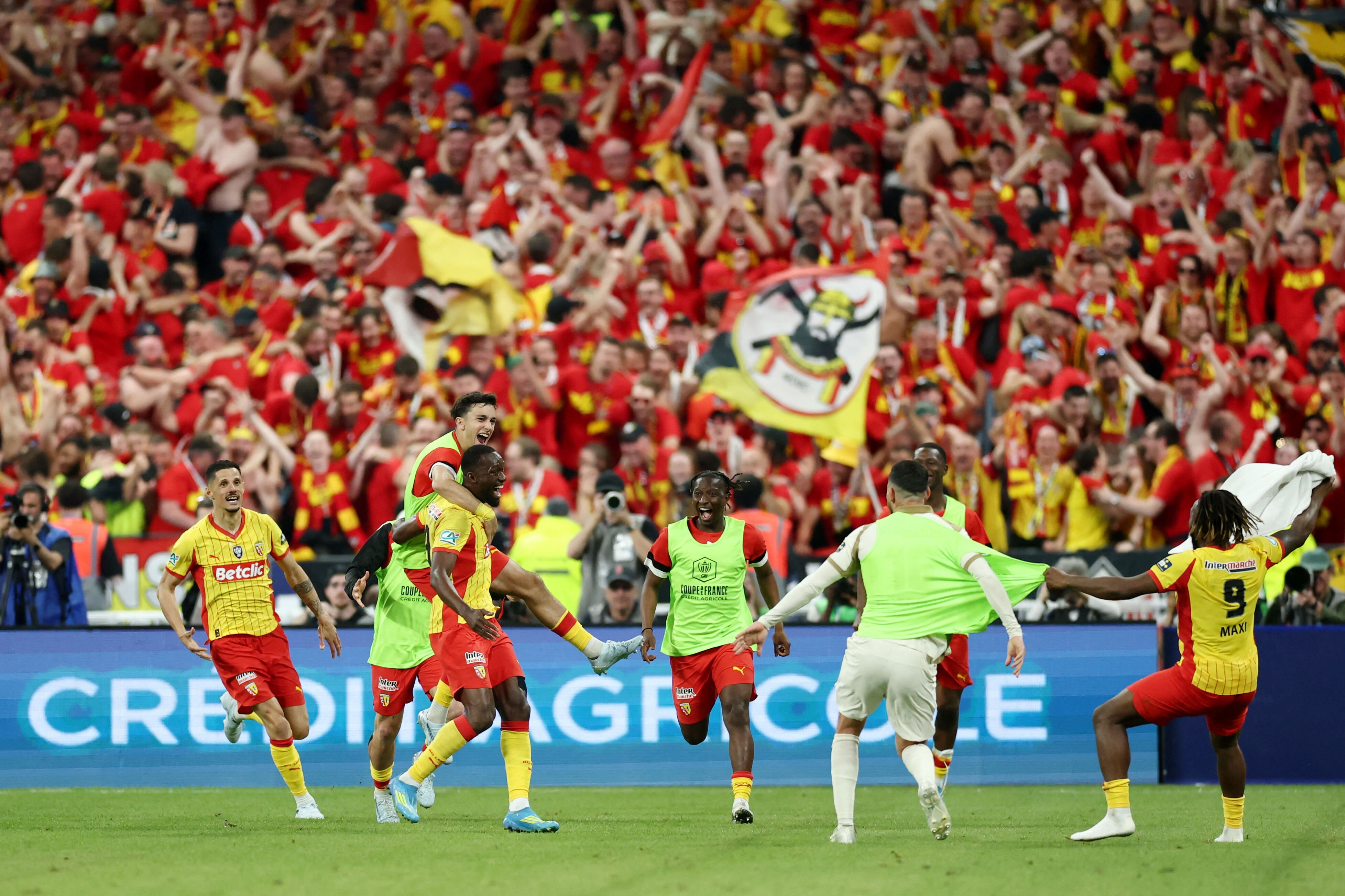 Lens-spillerne er i ekstase efter scoringen til 3-1 i Coupe de France-finalen mod Nice.