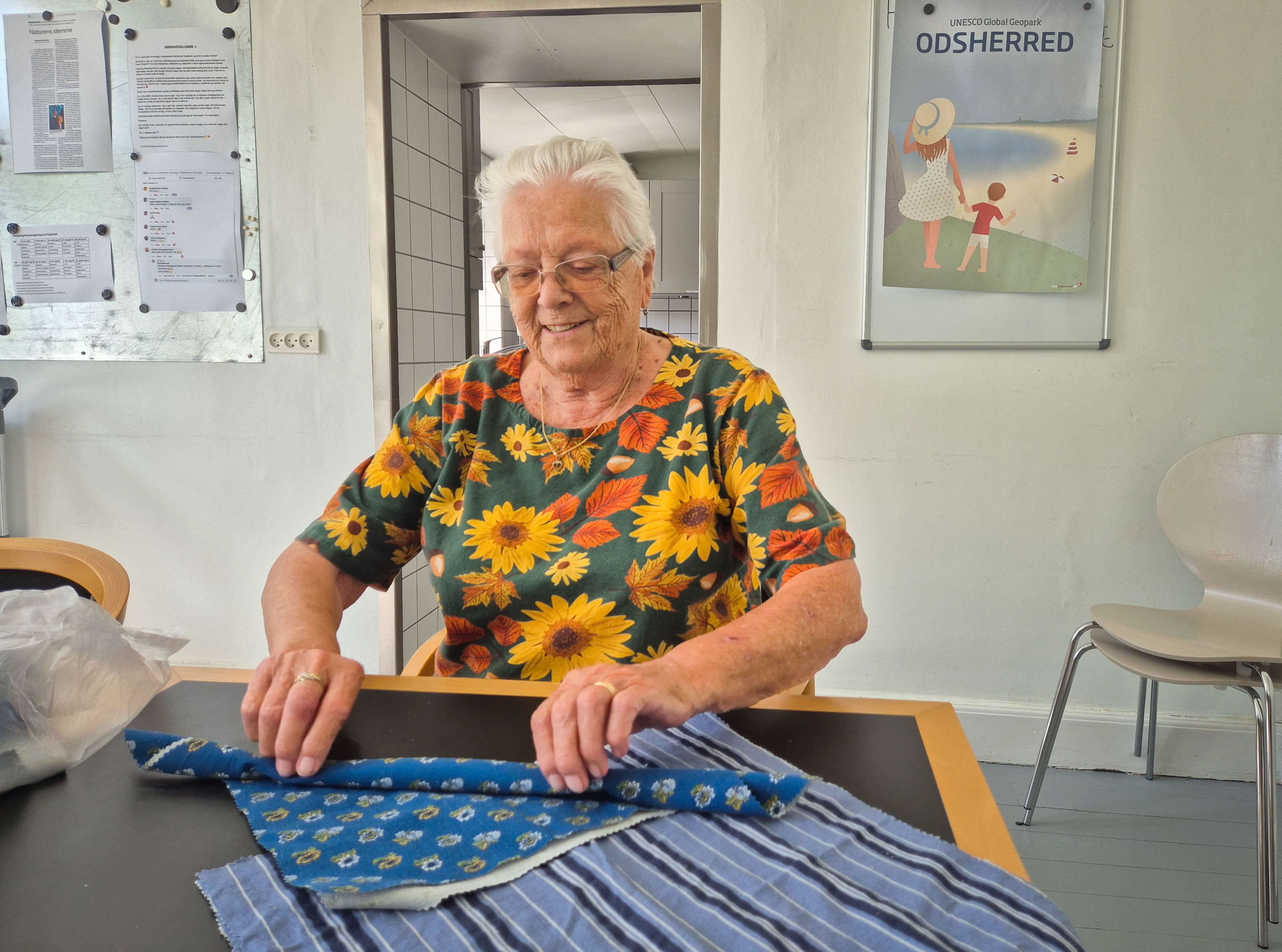 87-årige Aase Klausen har produceret mange af stofservietterne til langbordsmiddagen på Aléen i Anneberg Kulturpark.