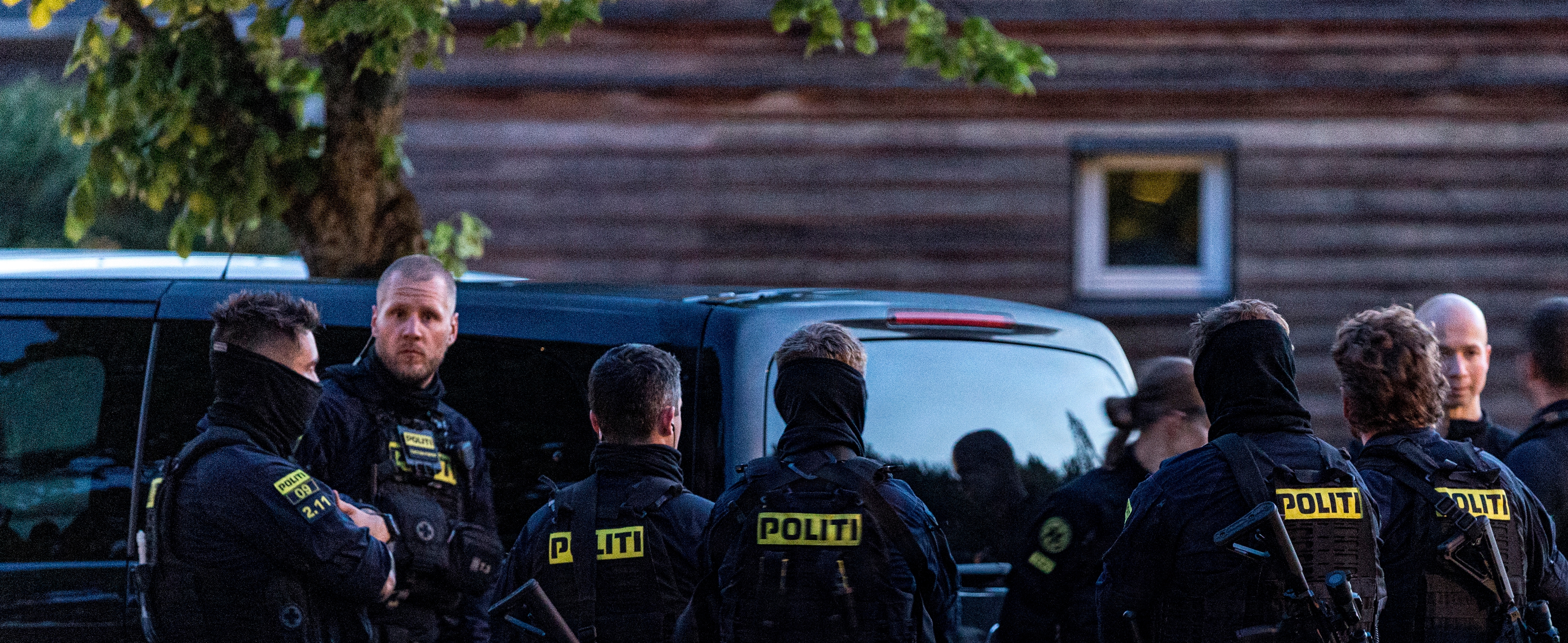 Udover tungt bevæbnet politi kan man også se en akutlægebil på billedet i Frødalen i Hillerød. - Steven Knap/Ritzau Scanpix Udover tungt bevæbnet politi kan man også se en akutlægebil på billedet i Frødalen i Hillerød.