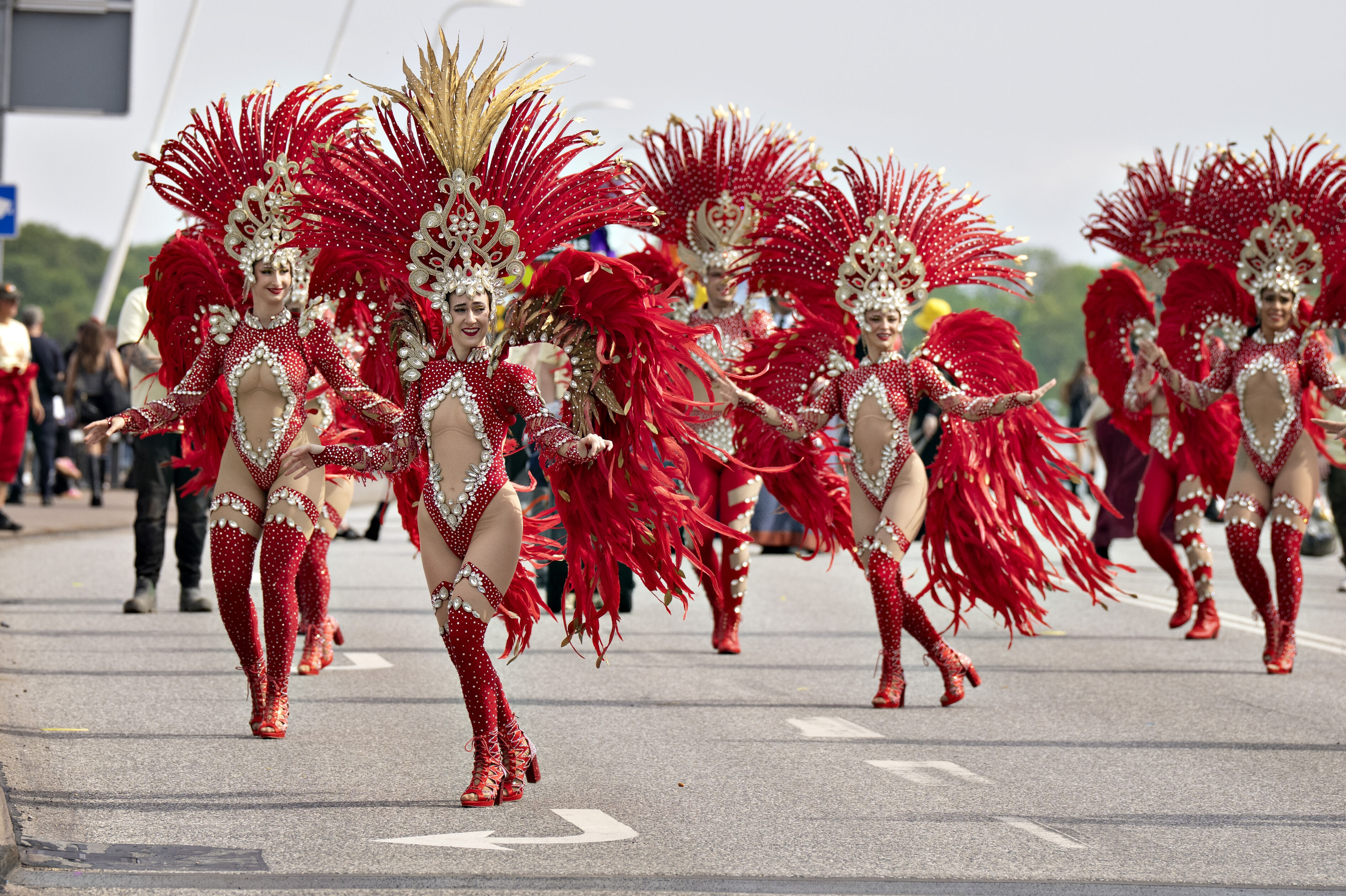 Lørdag eftermiddag var Aalborg Karneval godt i gang. Politiet kaldte det indtil videre festligt, men forholdsvis roligt.
