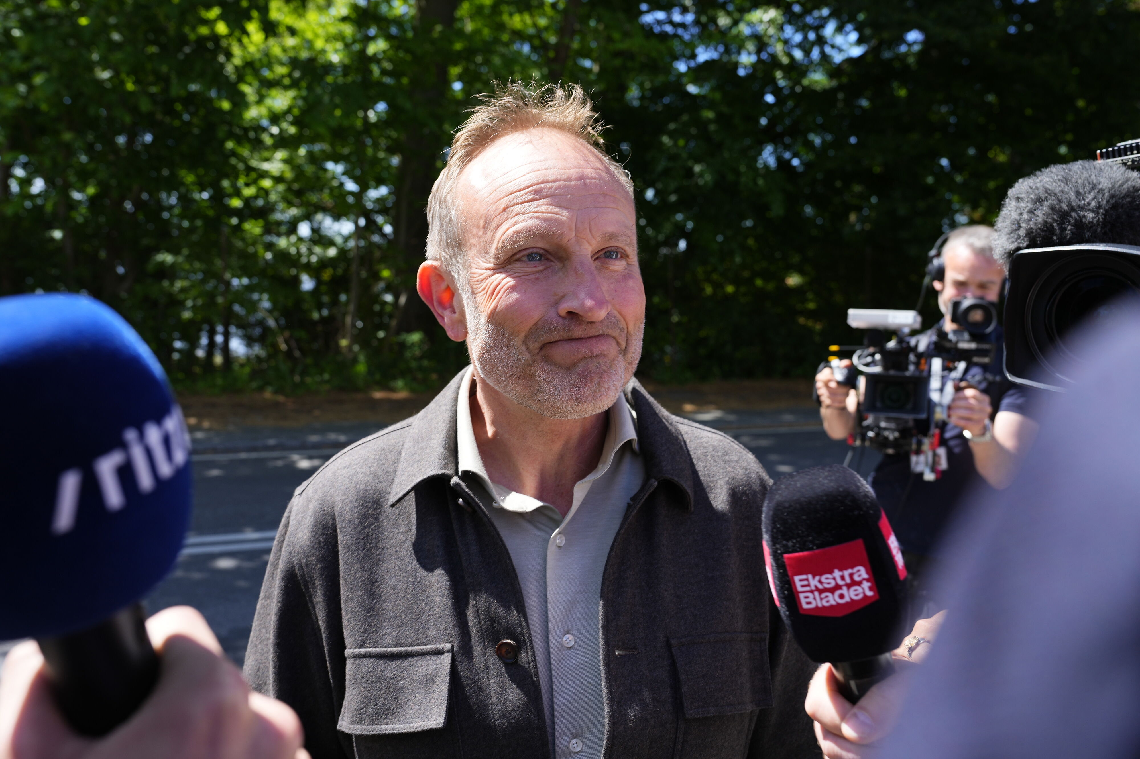 Politisk leder Martin Lidegaard (R) ankommer til forhandlinger søndag på Marienborg.