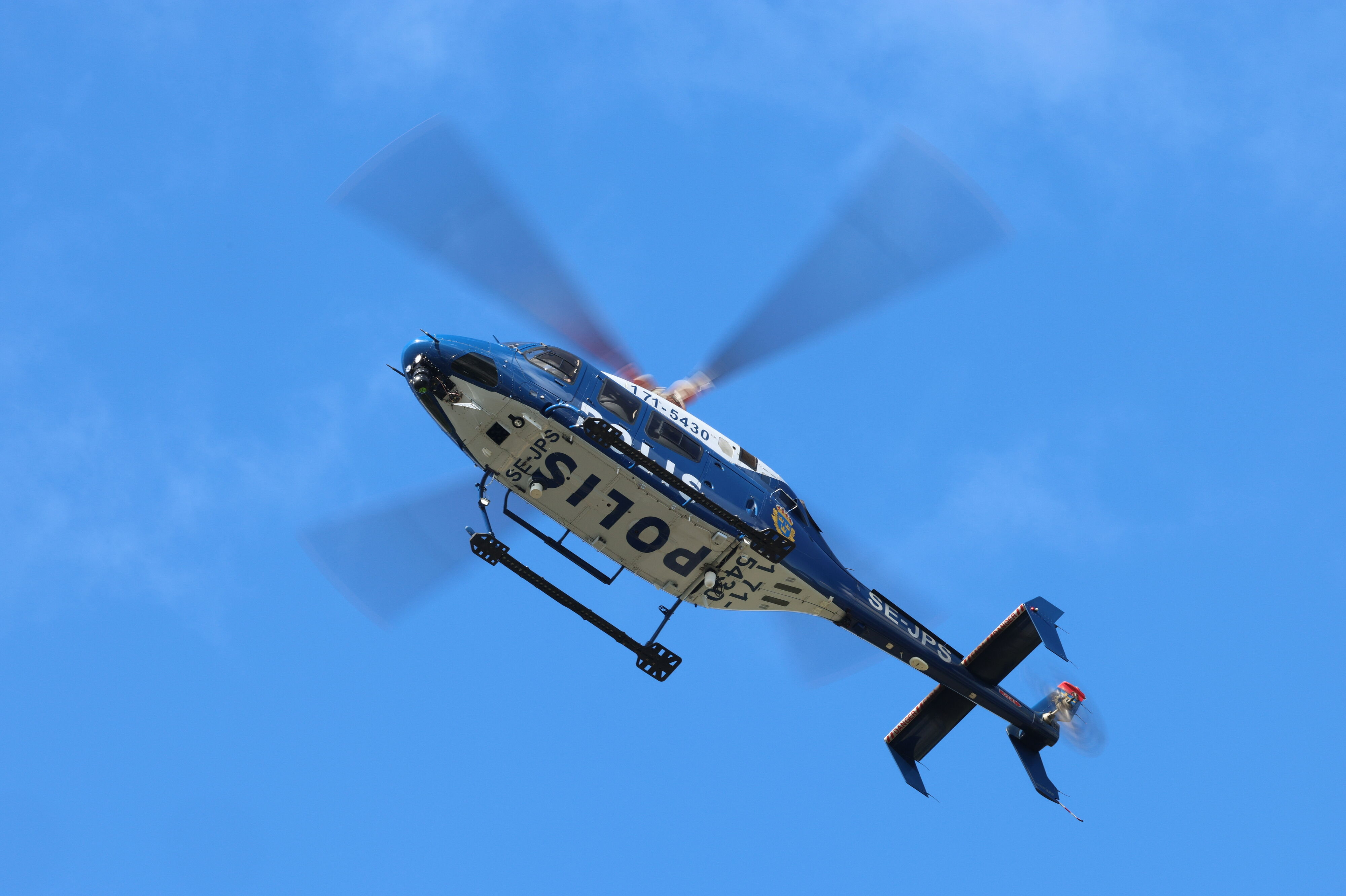 En politihelikopter ses i eftersøgningen af en toårig svensk dreng søndag.