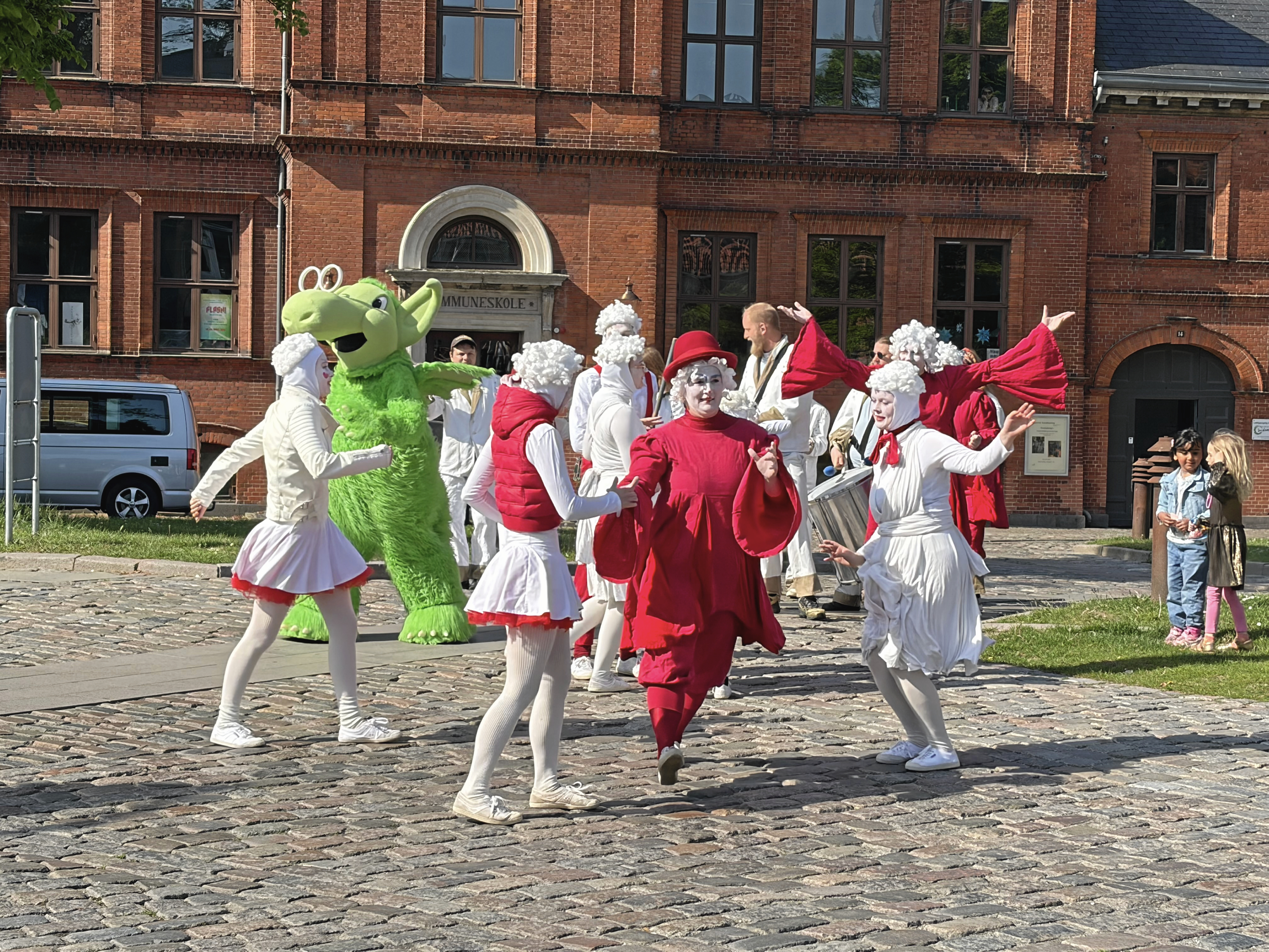 Næssi og Avantgarden dansede sig vej gennem byen til familielørdagen.