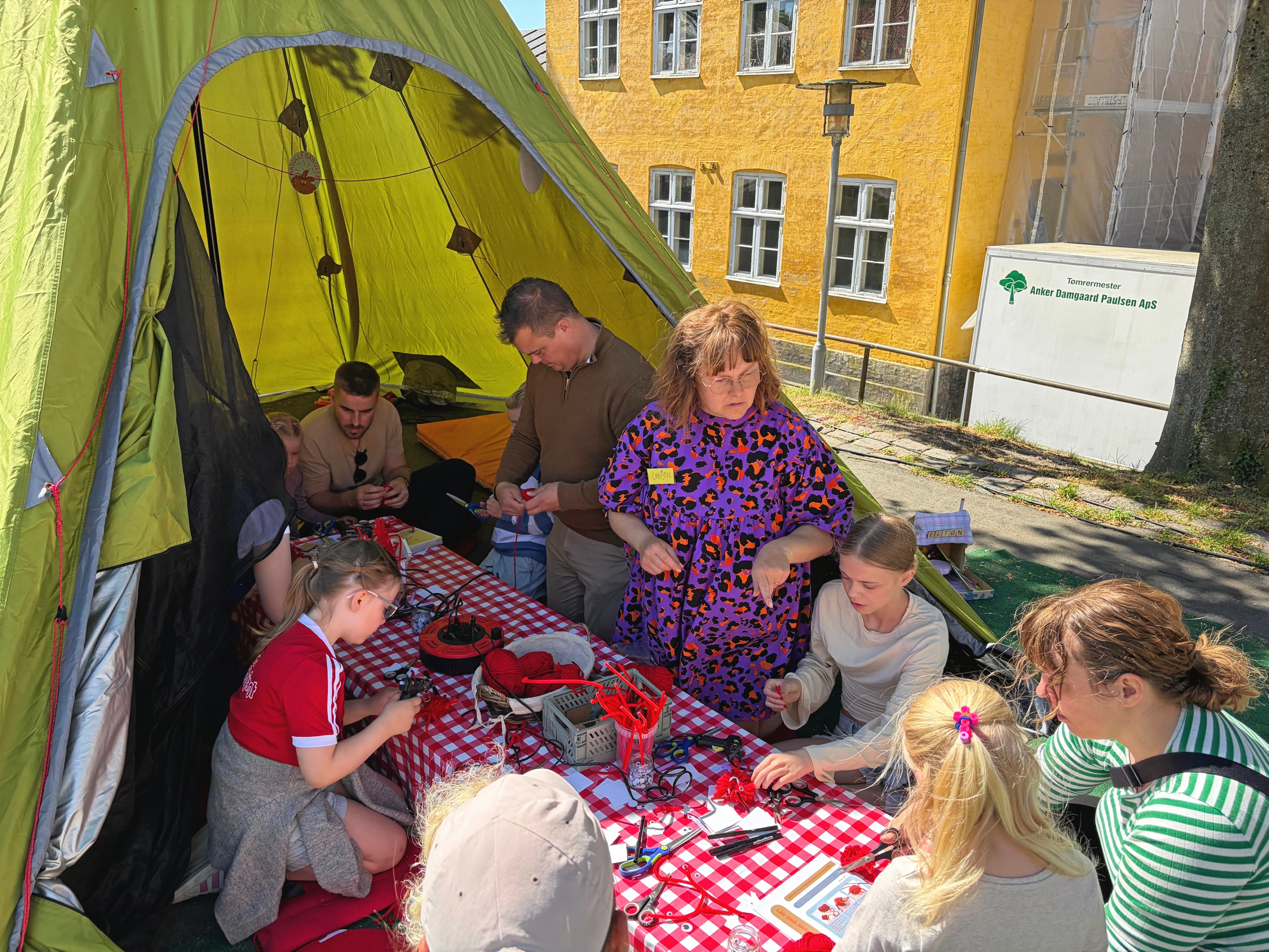 Christel Witthøft fra Næstved Makerspace sad klar til at lave røde Hasulle Banulle-væsner med børnene. - Næstved Børnekulturfestival Christel Witthøft fra Næstved Makerspace sad klar til at lave røde Hasulle Banulle-væsner med børnene.